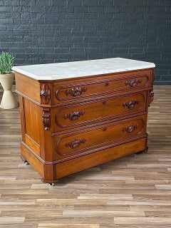 Antike amerikanische Kommode aus Nussbaumholz mit Marmorplatte und vier Schubladen