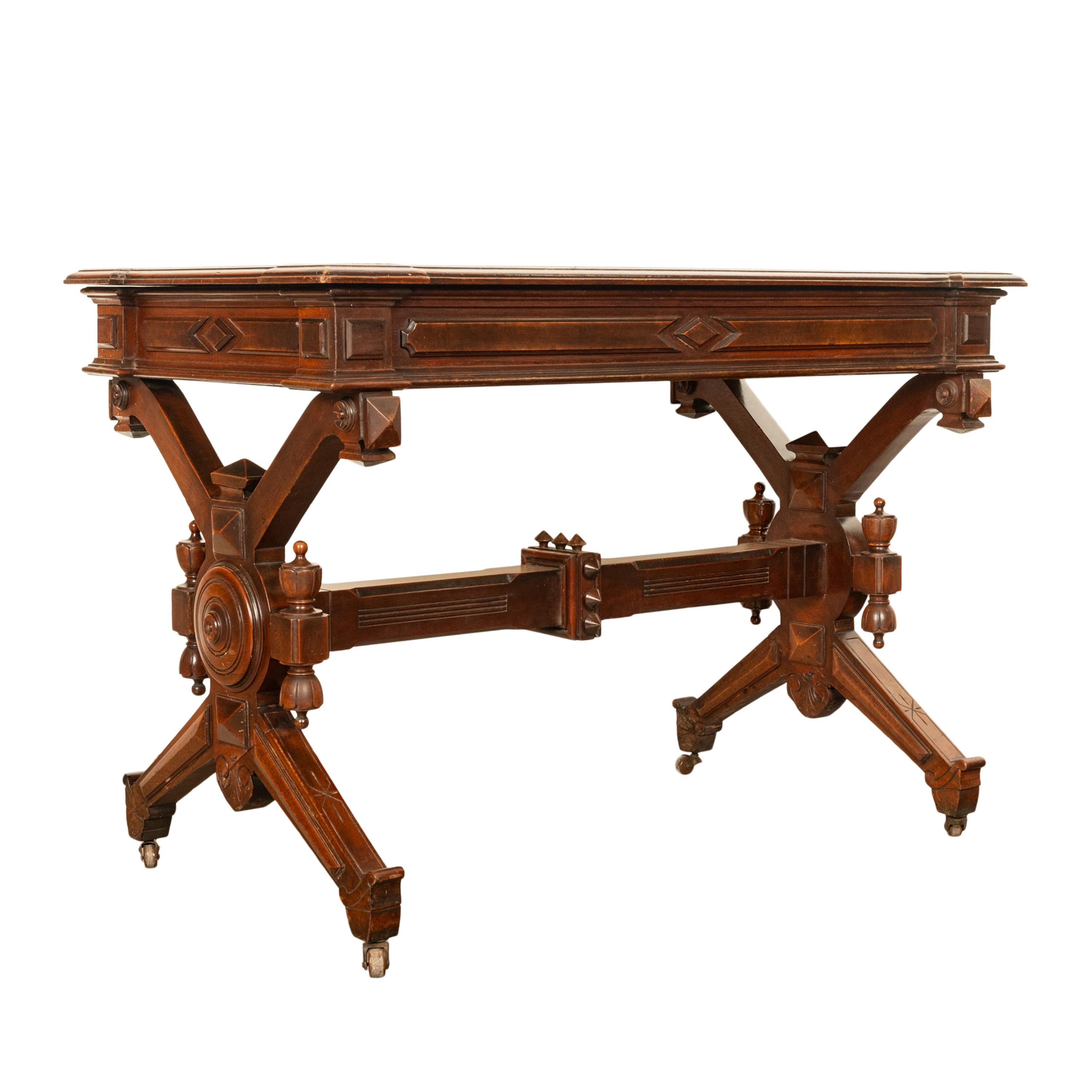 Antike amerikanische Nussbaum Renaissance Revival Aesthetic Movement Schreibtisch Tisch 1875 im Angebot 4