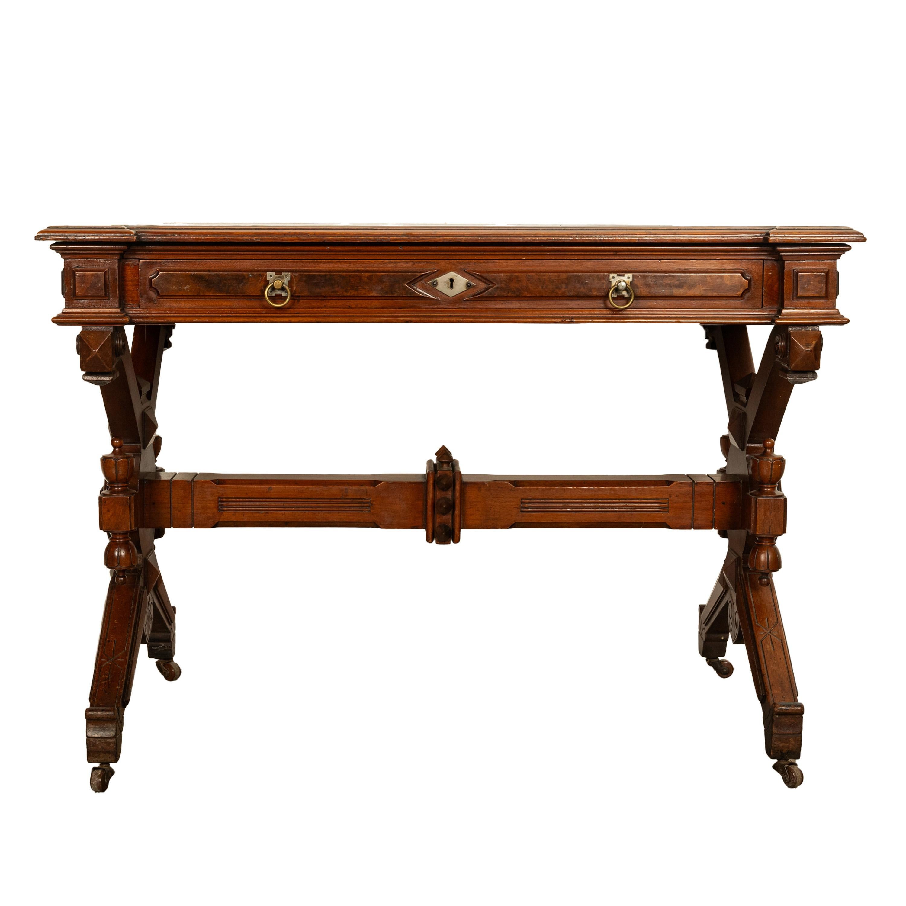 Néo-Renaissance Table de bureau ancienne en noyer américain de style Antique Revival Aesthetic Movement 1875 en vente