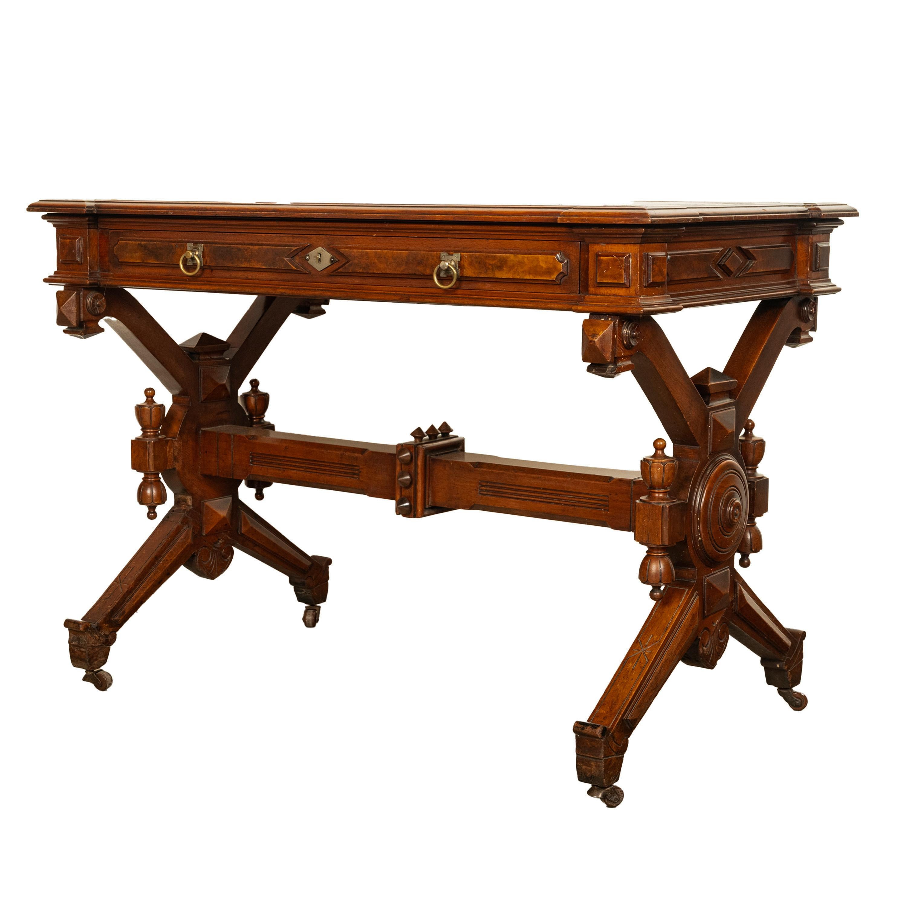 Antike amerikanische Nussbaum Renaissance Revival Aesthetic Movement Schreibtisch Tisch 1875 im Zustand „Gut“ im Angebot in Portland, OR