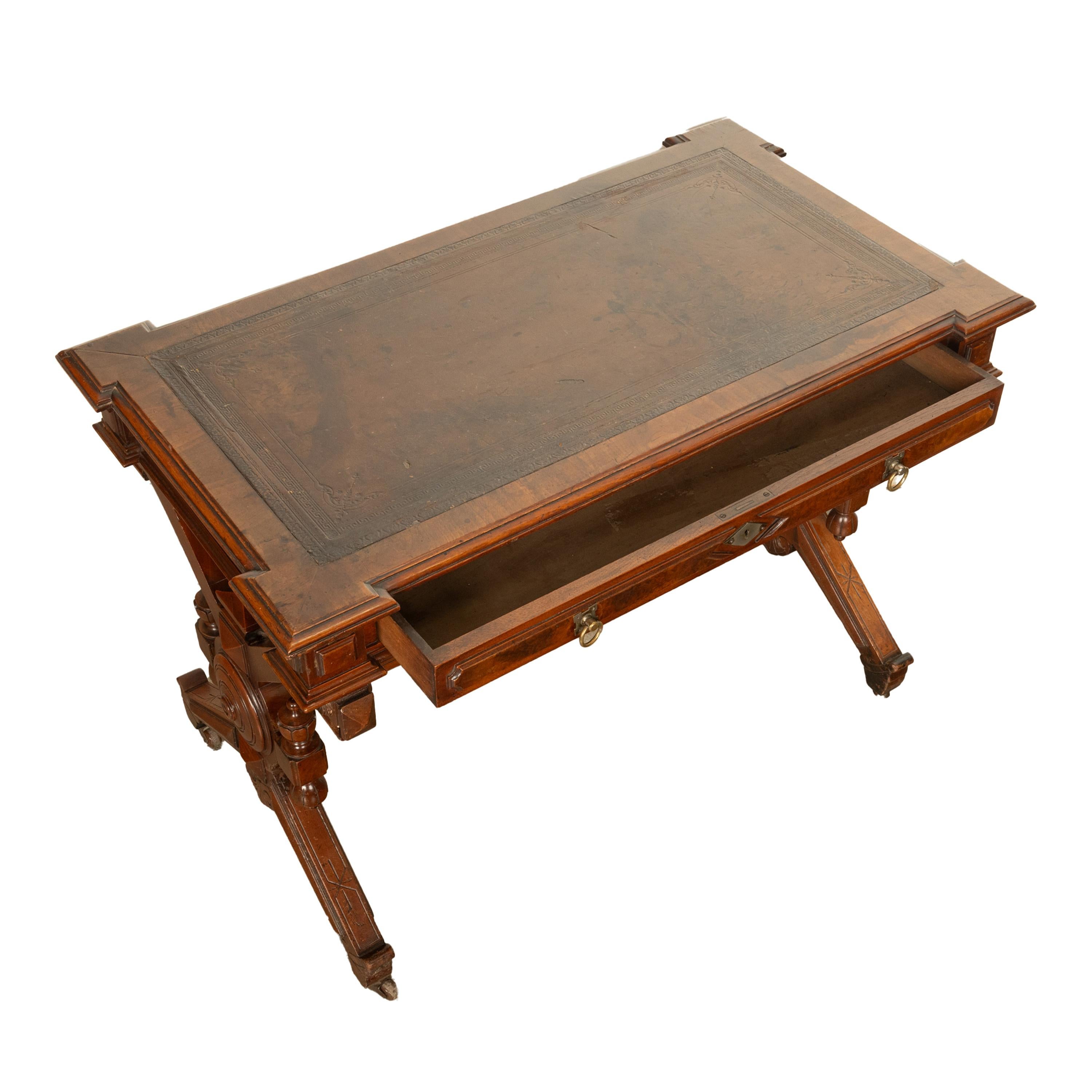 Antike amerikanische Nussbaum Renaissance Revival Aesthetic Movement Schreibtisch Tisch 1875 (Leder) im Angebot