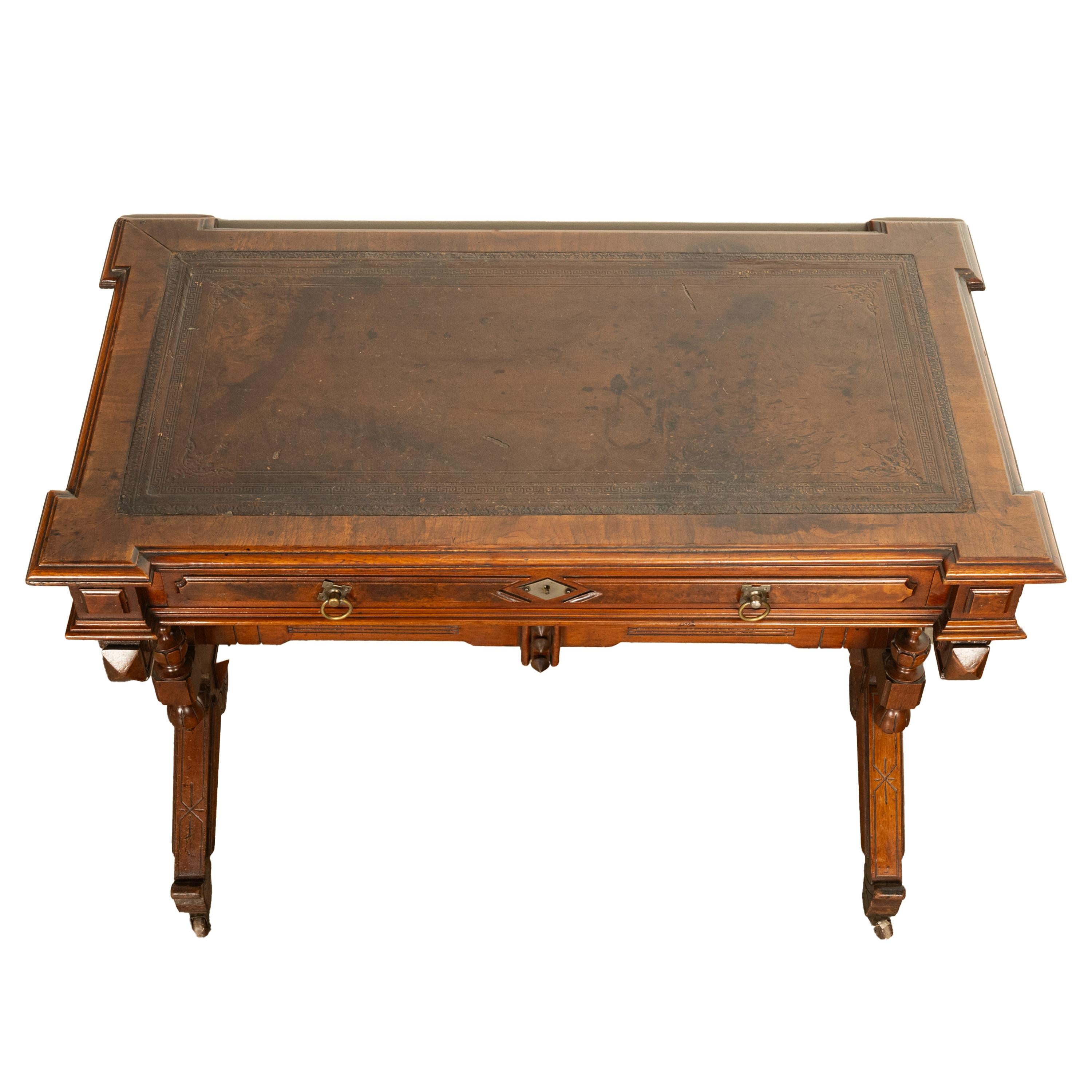 Antike amerikanische Nussbaum Renaissance Revival Aesthetic Movement Schreibtisch Tisch 1875 im Angebot 1