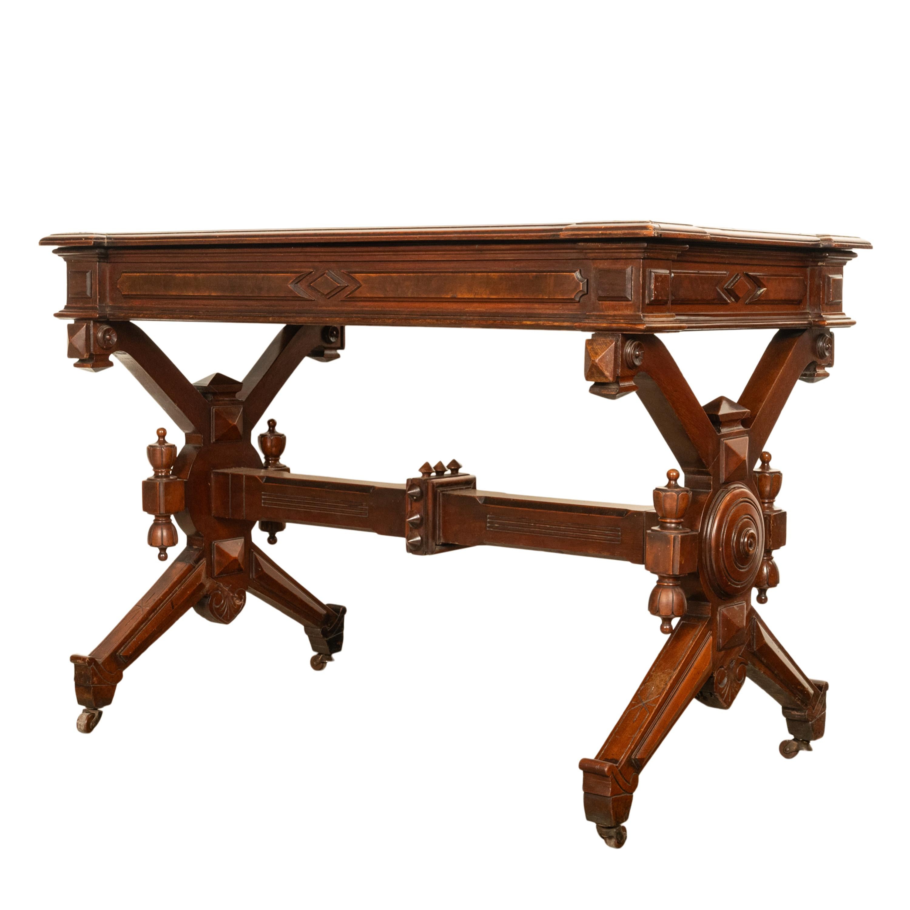 Antike amerikanische Nussbaum Renaissance Revival Aesthetic Movement Schreibtisch Tisch 1875 im Angebot 2