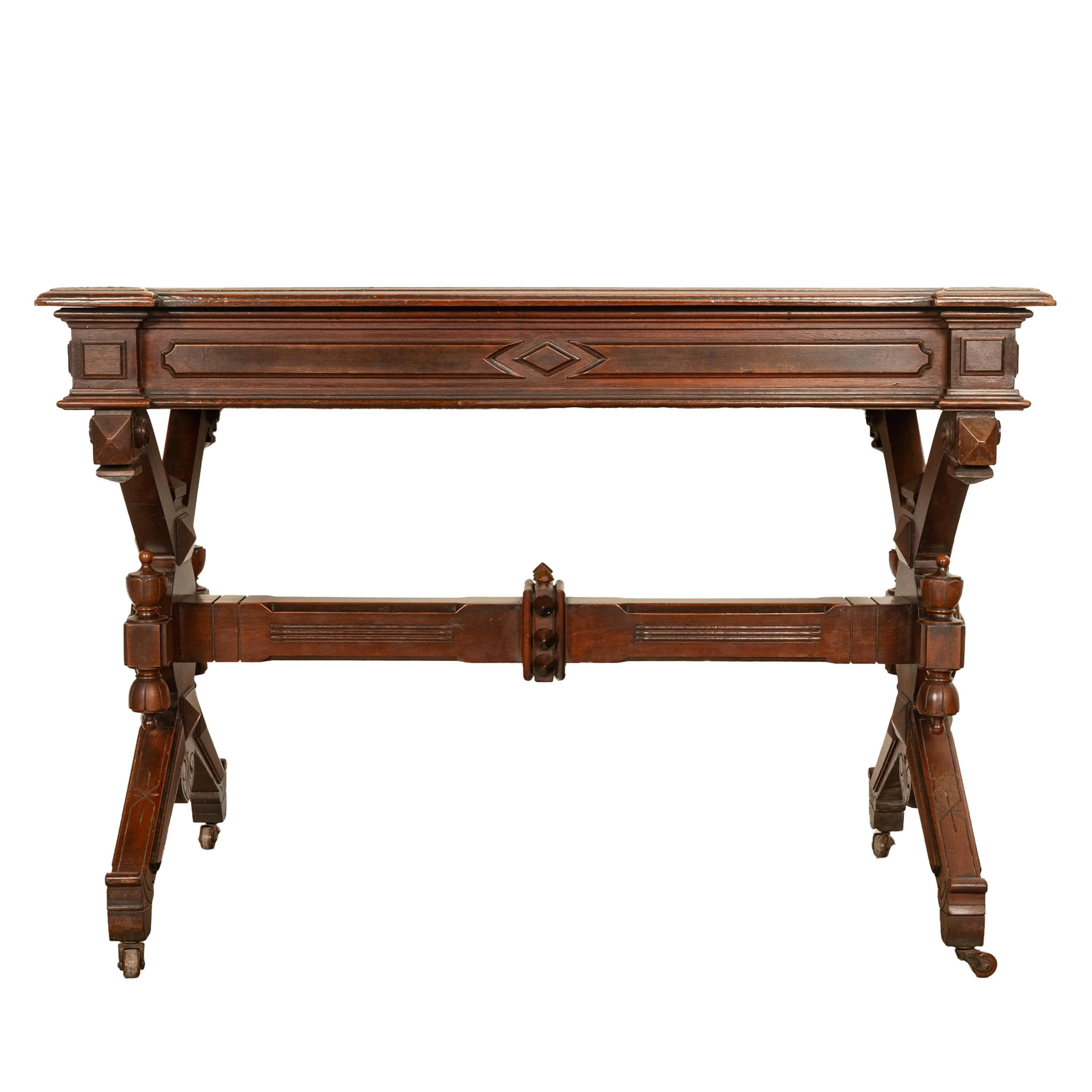 Antike amerikanische Nussbaum Renaissance Revival Aesthetic Movement Schreibtisch Tisch 1875 im Angebot 3