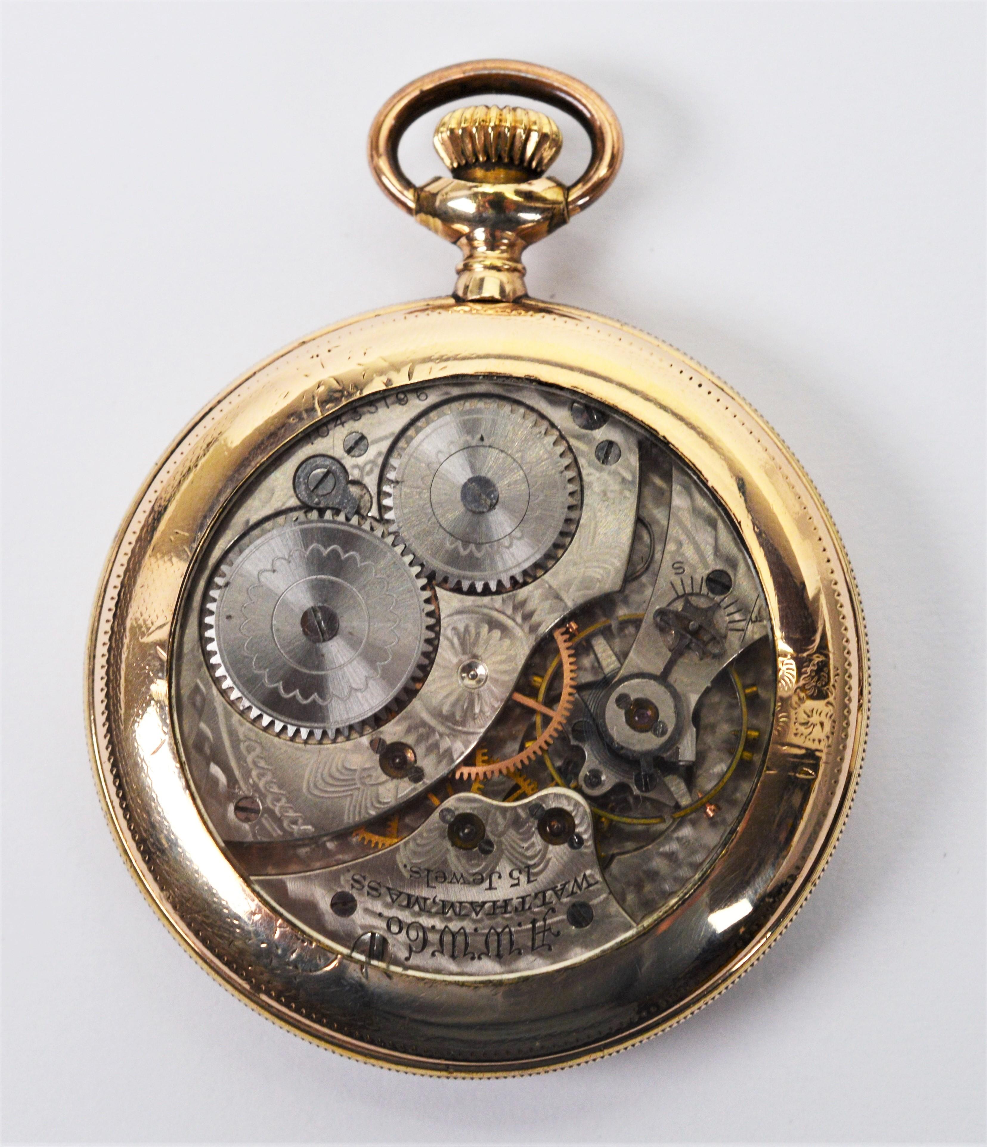 Cette montre de poche Waltham modèle 1894 de 1901 est dotée d'un mouvement à 15 rubis gravé à l'acide et d'un fond squelettique permettant de l'admirer.  En laiton, ce boîtier original à face ouverte est de taille 12S. Le dos ouvert présente le
