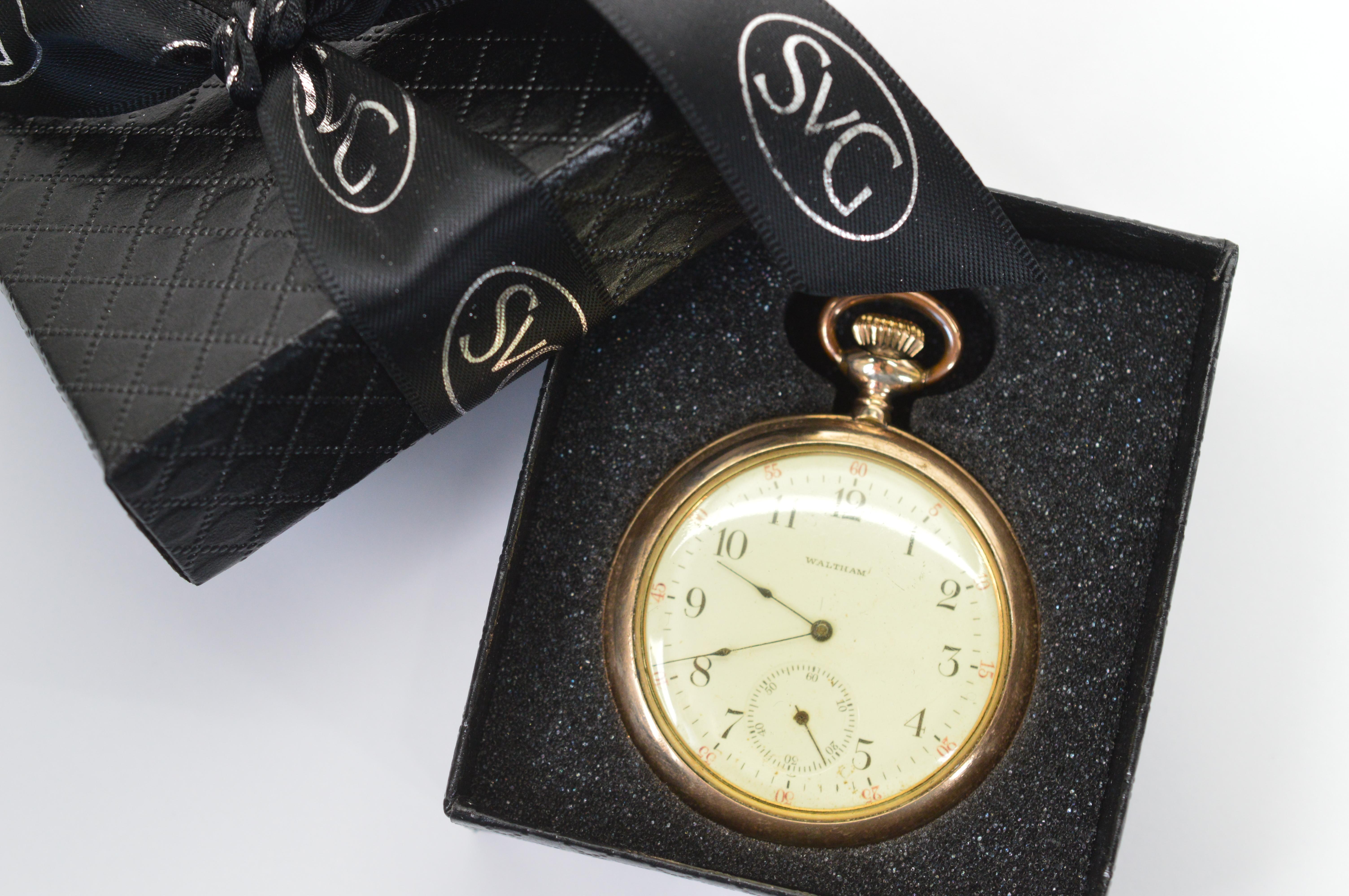 Antike amerikanische Waltham Watch Co. Circa 1901 Messing-Taschenuhr mit Display Back aus Messing im Angebot 1