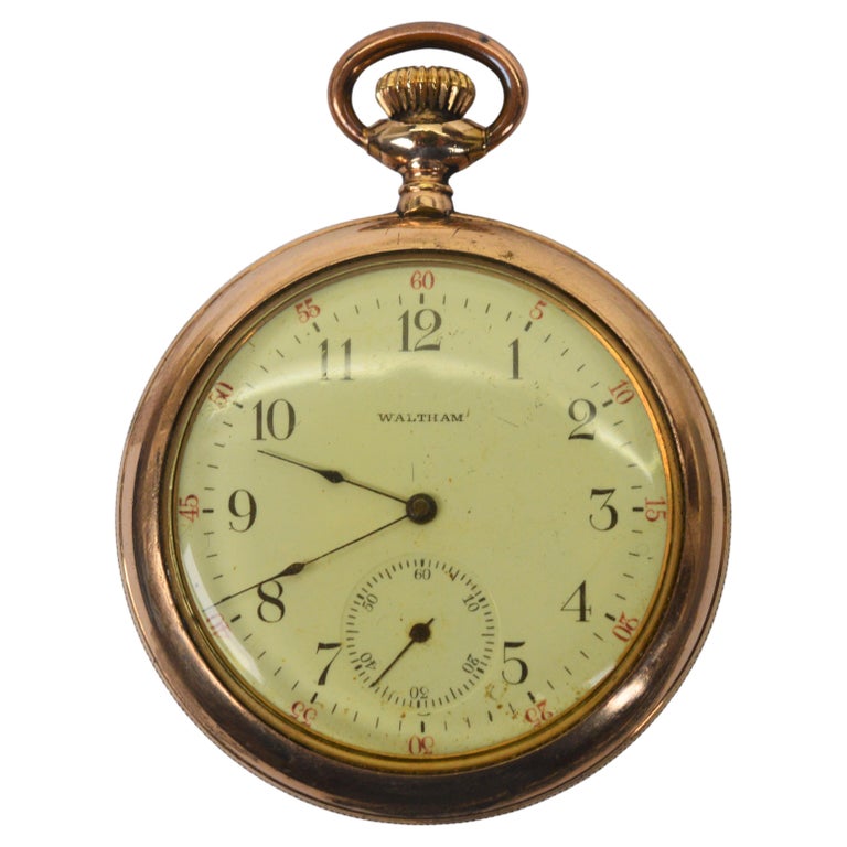 Antike amerikanische Waltham Watch Co. Messing-Taschenuhr mit  Vitrinenrücken, um 1901 im Angebot bei 1stDibs