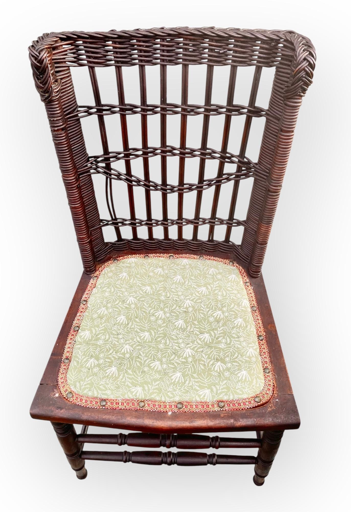 Un'affascinante poltrona americana, della costa orientale, in vimini marrone scuro e legno duro, del 1900 circa. Un design semplice e unico nel suo genere che si abbina bene a molti stili e stati d'animo diversi. Utilizzala come sedia d'accento