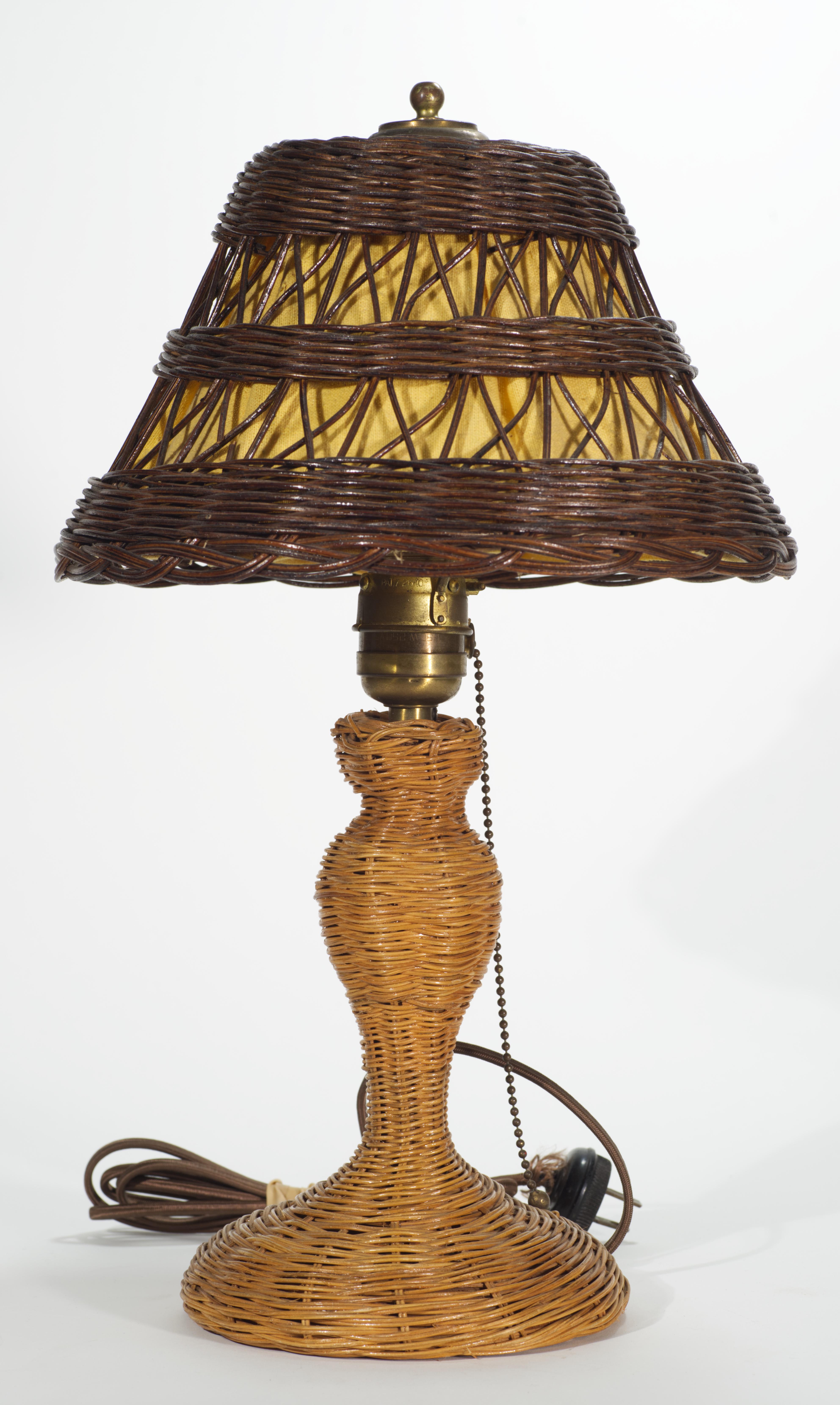  Excepcional lámpara de mesa antigua Arts & Craft fabricada a mano en mimbre y ratán por un artesano del estado de Nueva York en 1918-1920. La base redonda y el cuerpo columnar están hechos de mimbre y ratán firmemente entretejidos y se estabilizan