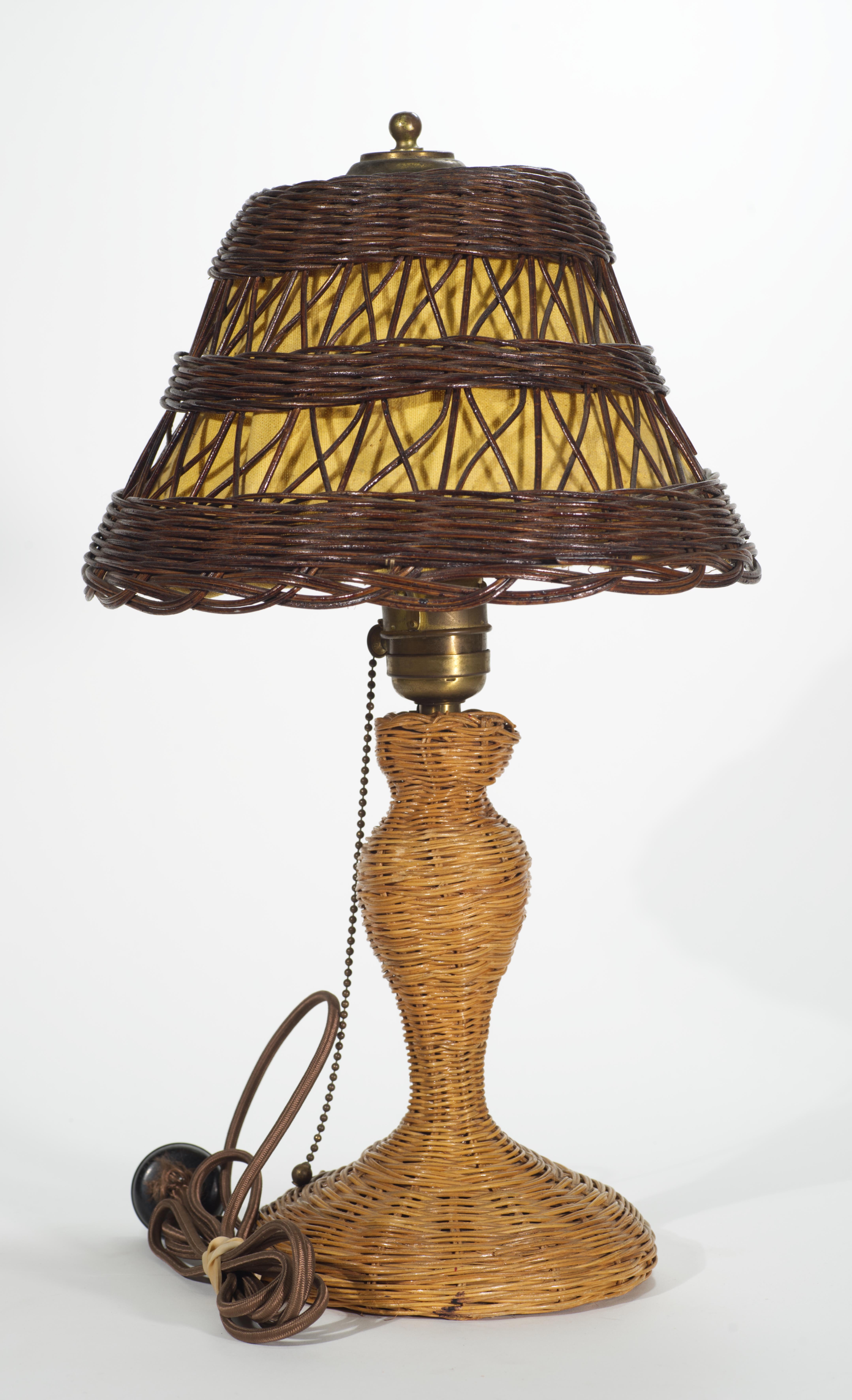 Antigua lámpara de mesa americana de mimbre y ratán Arts & Crafts, 1918-1920 Hecho a mano en venta
