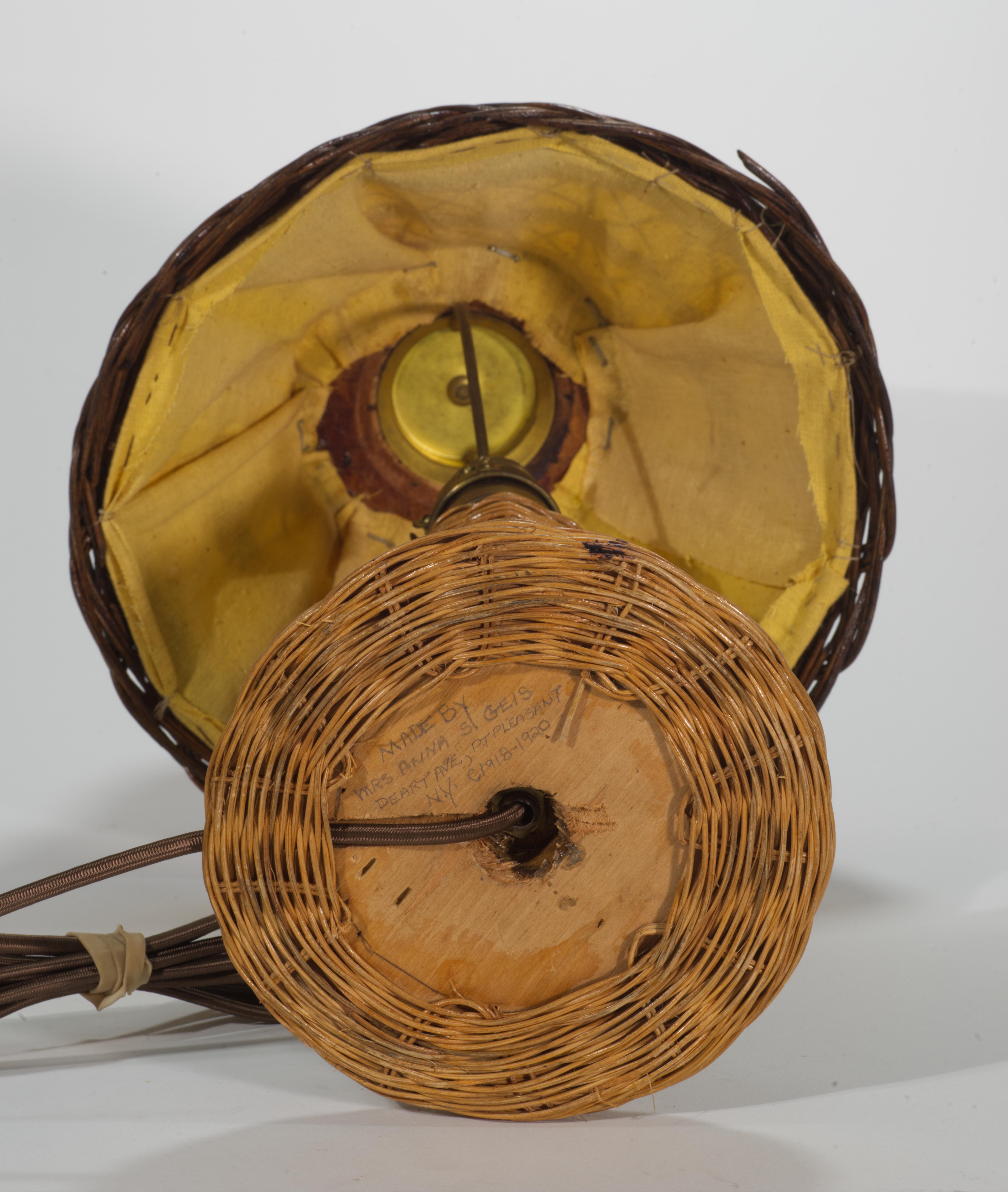 Antigua lámpara de mesa americana de mimbre y ratán Arts & Crafts, 1918-1920 siglo XX en venta