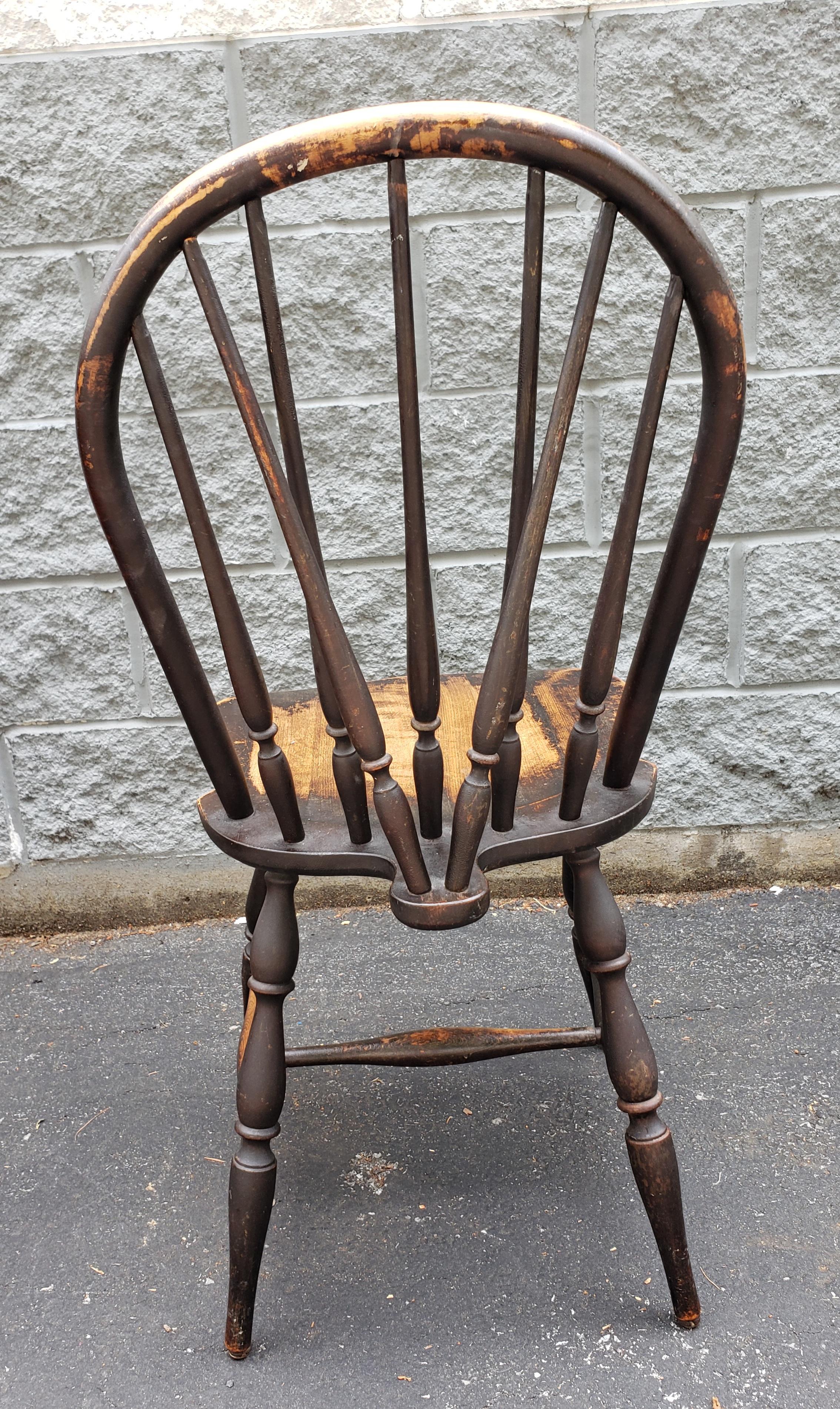 Colonial américain Ancienne chaise Windsor à dossier en accolade, ébonisée, de style américain en vente