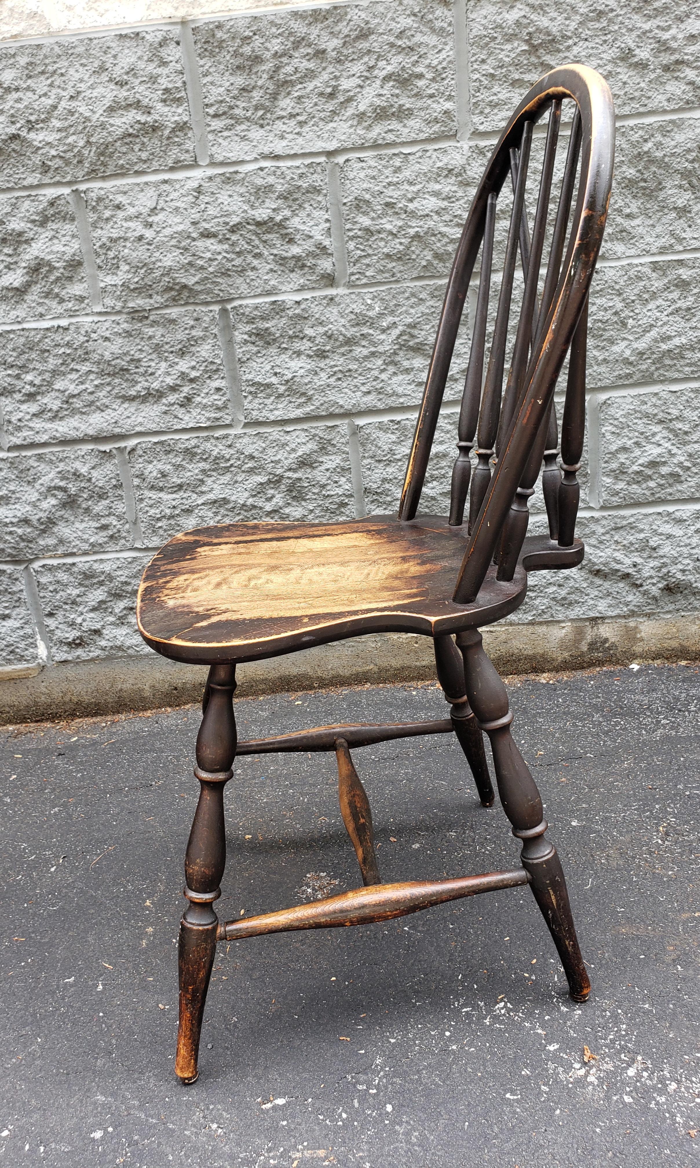 Américain Ancienne chaise Windsor à dossier en accolade, ébonisée, de style américain en vente