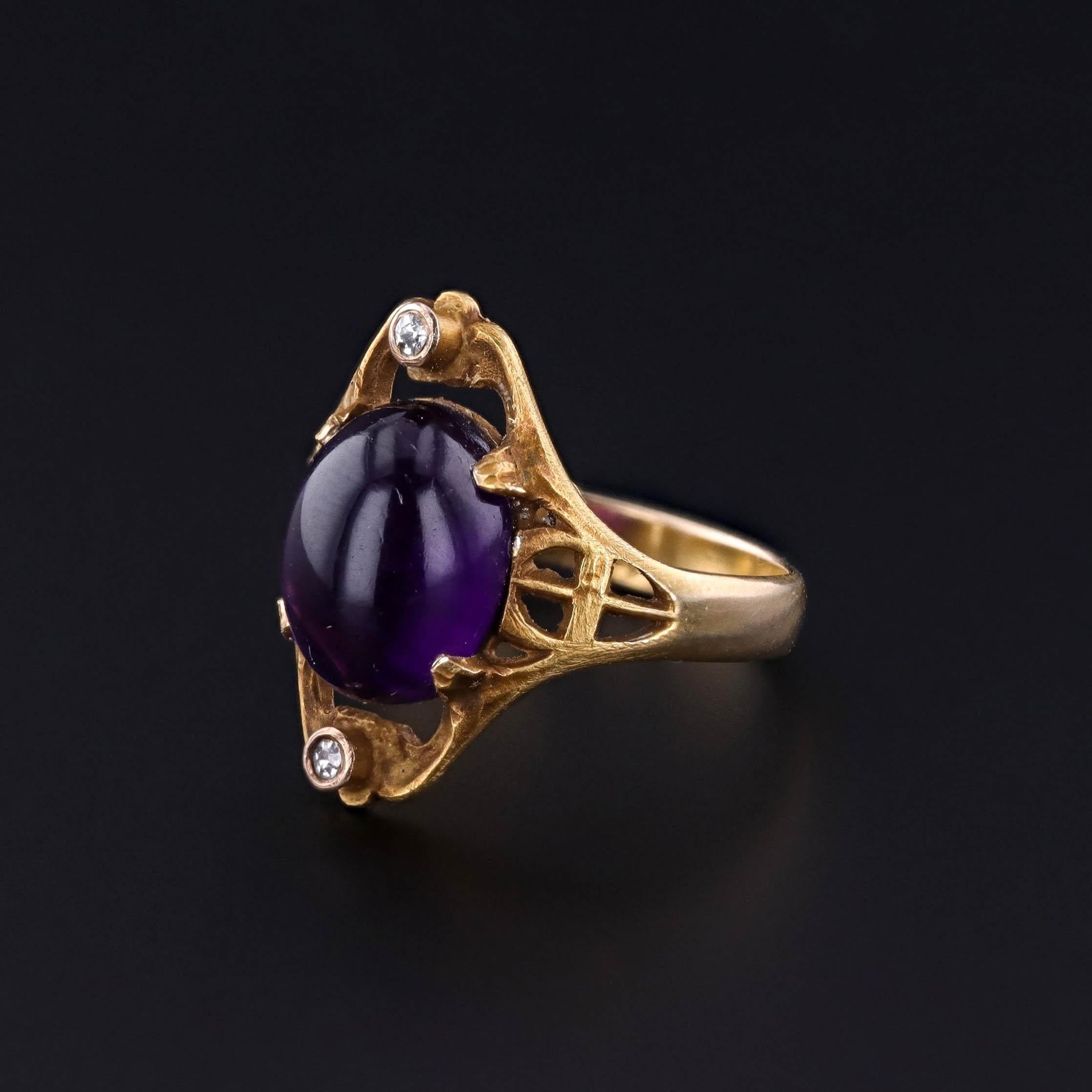 Anello antico con ametista: questo anello antico (circa 1910-1920) presenta un'ametista cabochon con due diamanti a taglio singolo incastonati in oro 10k. L'ametista è stata sostituita successivamente e non è originale del pezzo.

La faccia