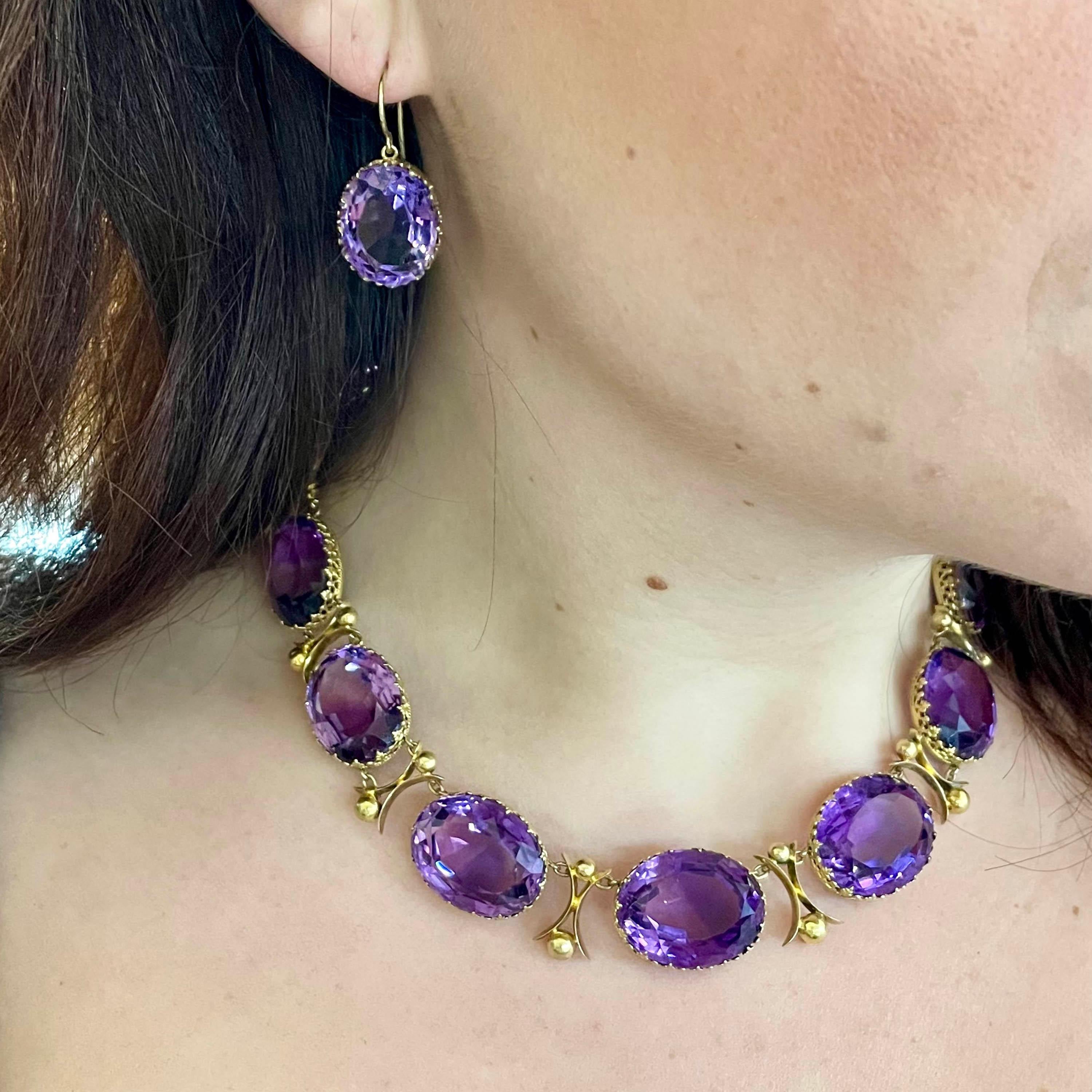 Taille ovale Suite de colliers et de boucles d'oreilles Riviére en améthyste et or, Circa 1880 en vente
