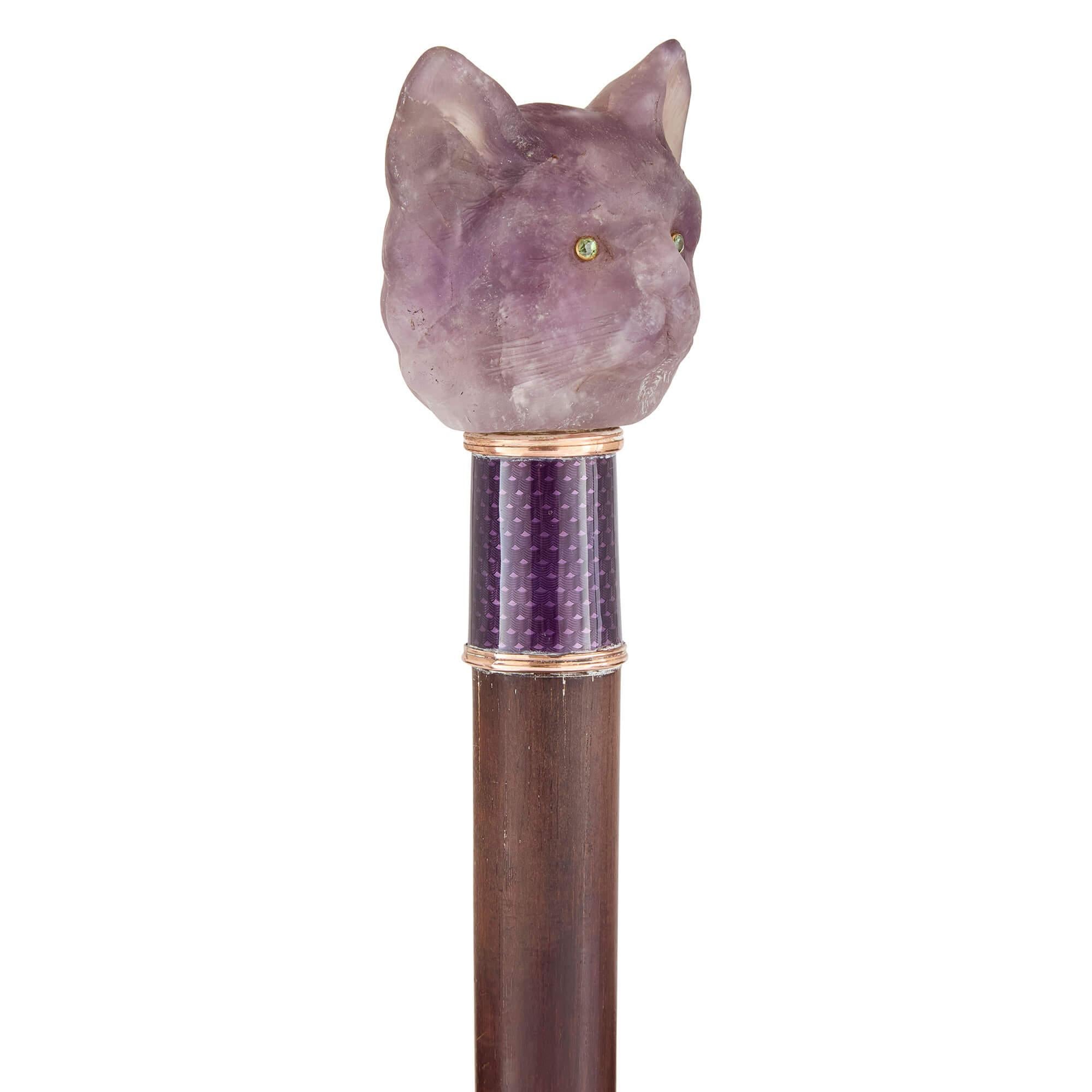 Canne ancienne en forme de chat en améthyste et émail 
Français, fin du 19e siècle 
Hauteur 87 cm, largeur 4,5 cm, profondeur 4,5 cm

Cette remarquable canne ancienne, datant de la fin du XIXe siècle en France, est un véritable témoignage de