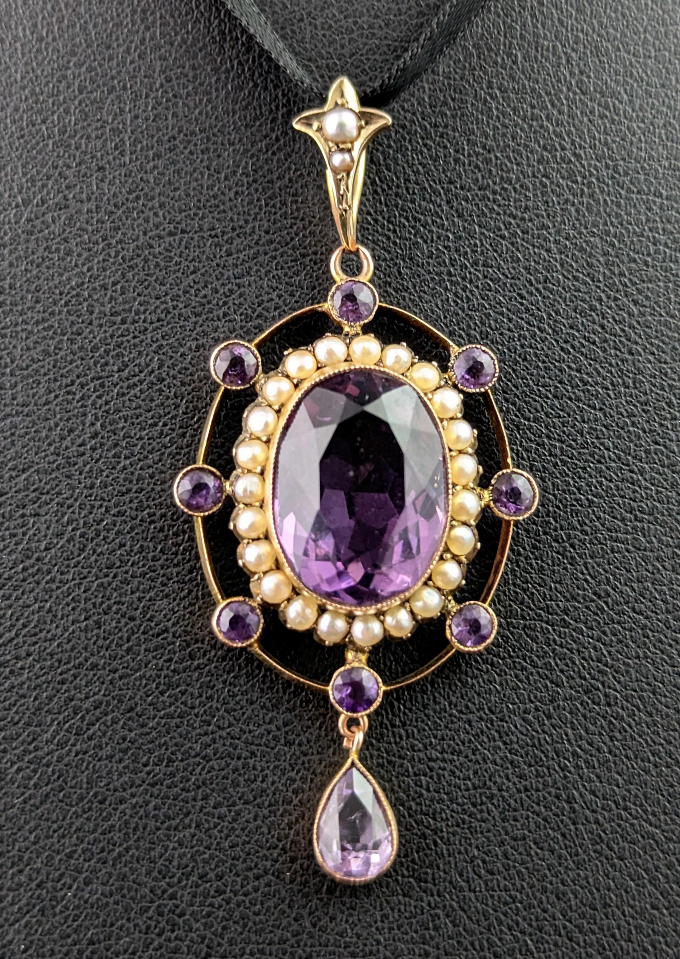 Ce magnifique pendentif en forme de goutte d'améthyste et de perle est un pendentif antique d'une grande beauté.

Réalisé en or jaune 9ct, il présente un aspect audacieux avec de délicats détails en fil métallique et une monture ajourée.

Le centre