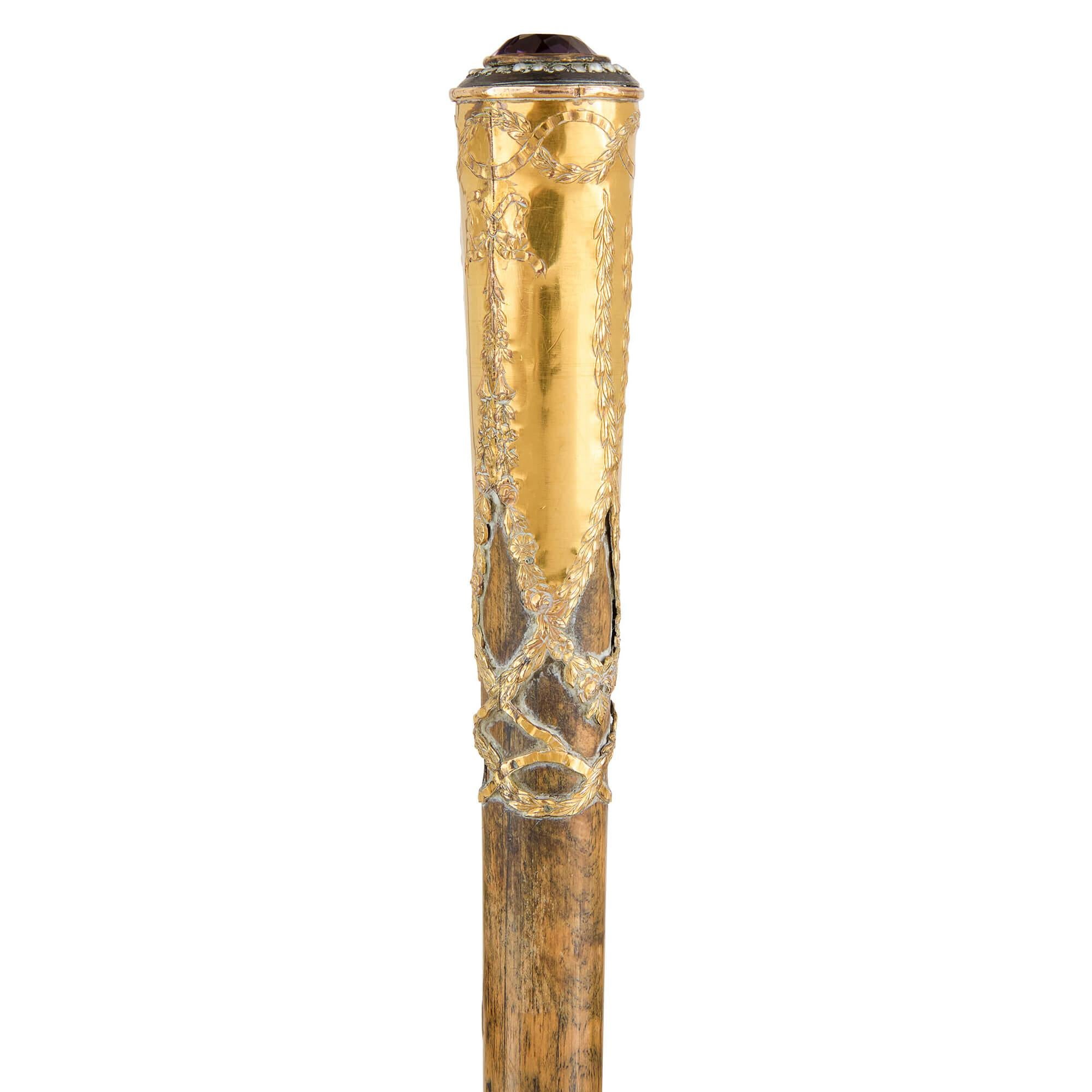 Antico bastone da passeggio intarsiato in ametista e perle 
Continentale, fine del XIX secolo 
Altezza 87 cm, diametro 2,5 cm

Questo superbo bastone da passeggio europeo, realizzato alla fine del XIX secolo, riflette l'eleganza e la grandezza