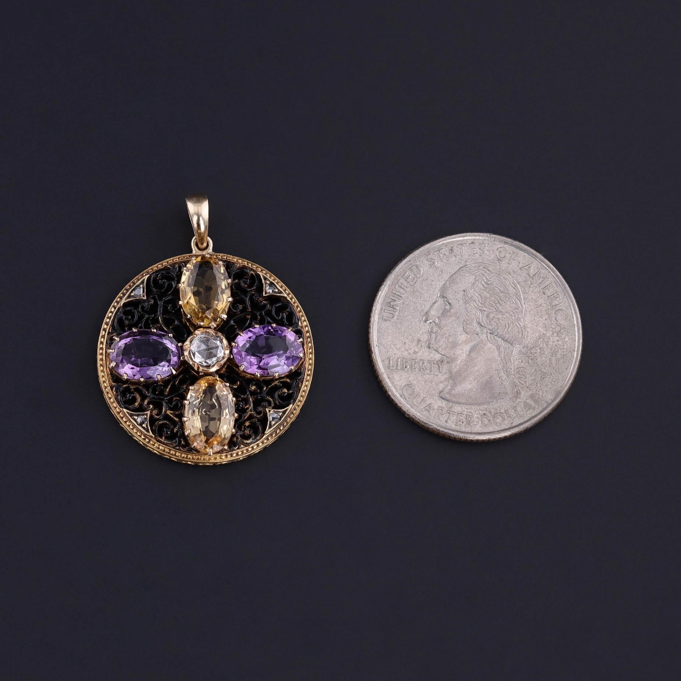 Pendentif ancien en améthyste et citrine : Ce pendentif en or 15ct présente deux citrines et deux améthystes avec un diamant taillé en rose en son centre.

La pièce mesure 1,25 pouce du haut de l'attache à la base, 1 pouce de large et pèse 7,08