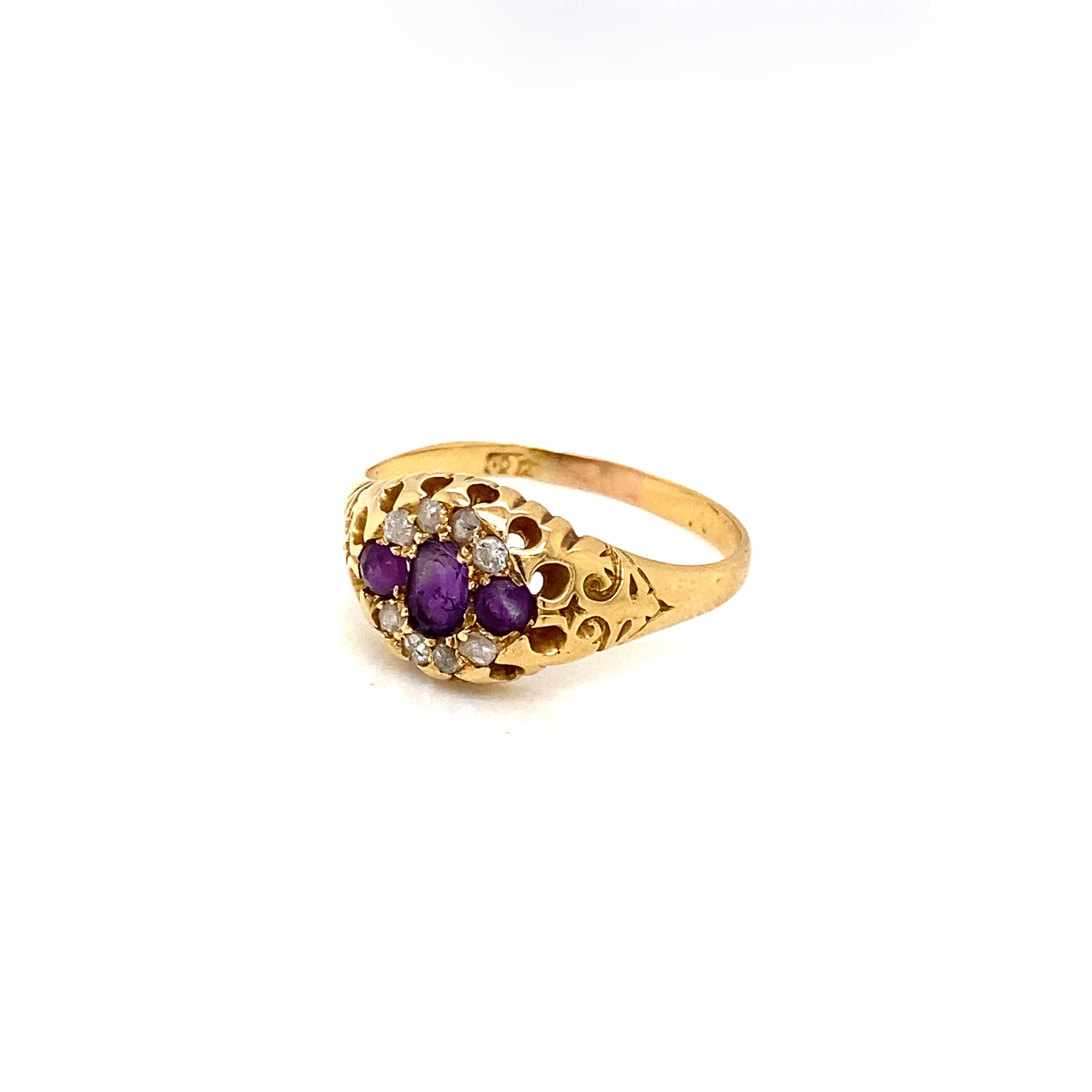 Cette merveilleuse bague à grappes est un véritable témoignage du charme antique et de l'artisanat complexe.

Le point focal de la bague est un arrangement de trois améthystes violettes serties horizontalement, l'améthyste centrale étant légèrement