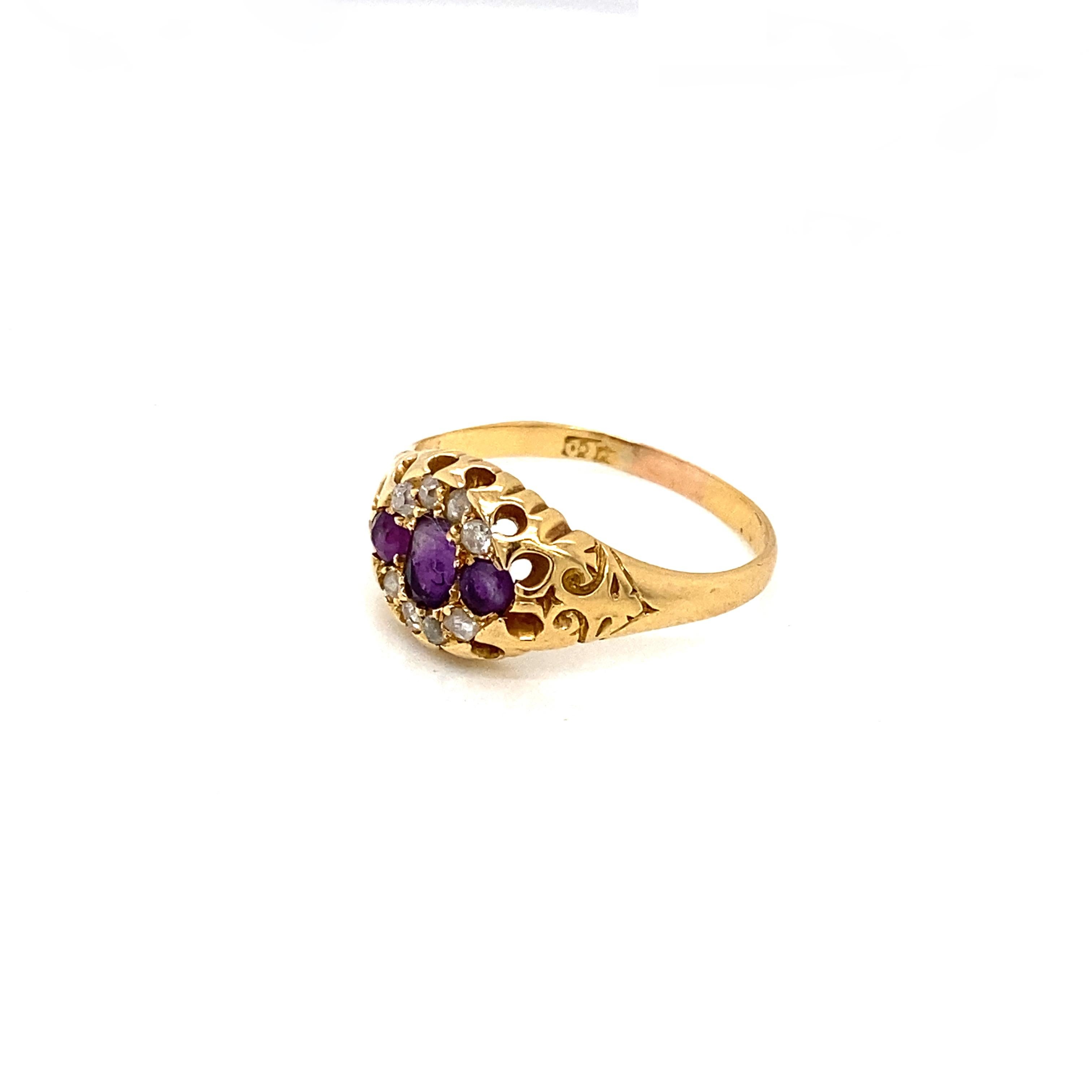 Victorien tardif Bague ancienne à améthyste et diamant en or jaune 18 carats, ornée d'une navette sculptée et ajourée en vente