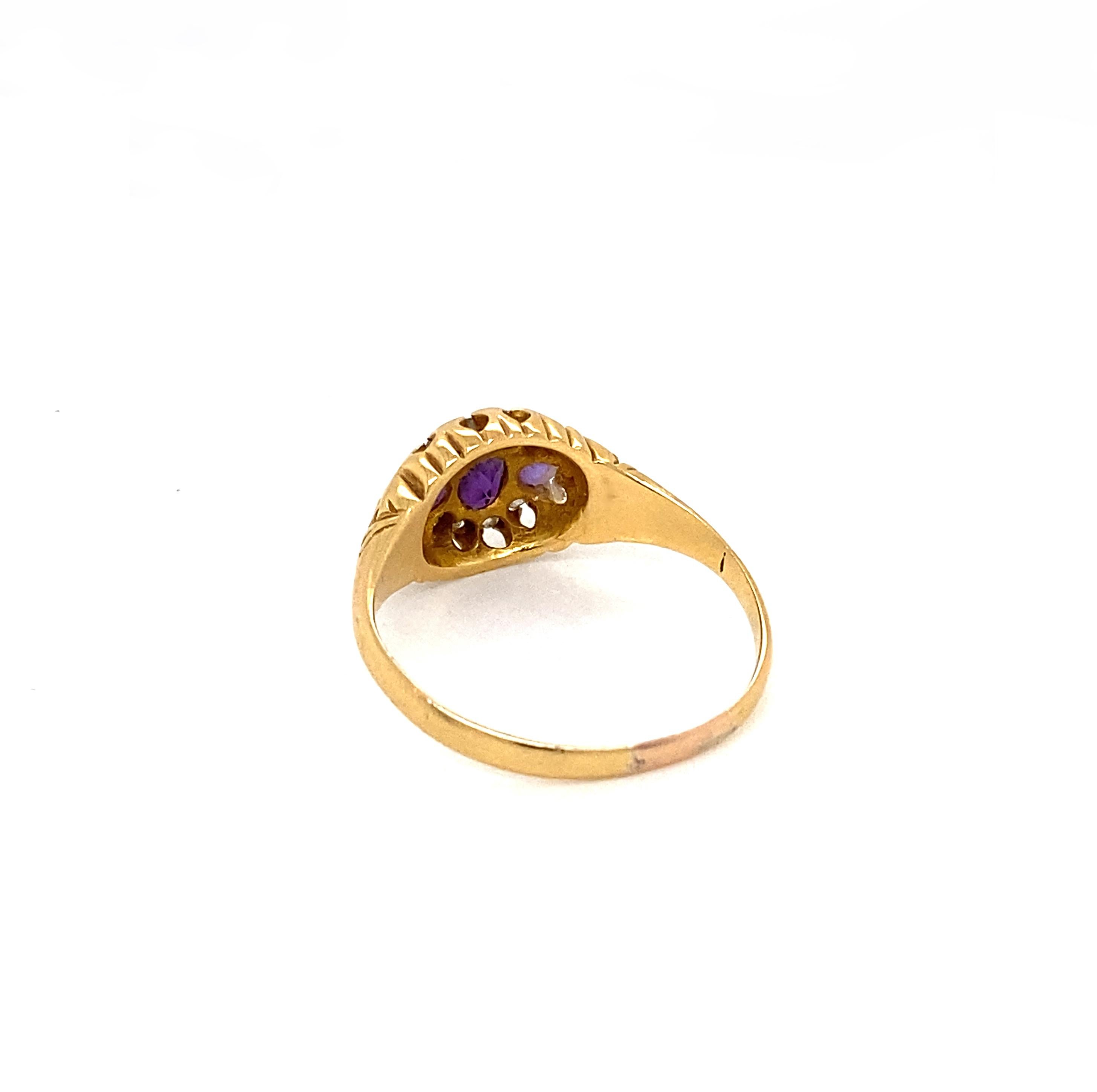 Taille ronde Bague ancienne à améthyste et diamant en or jaune 18 carats, ornée d'une navette sculptée et ajourée en vente