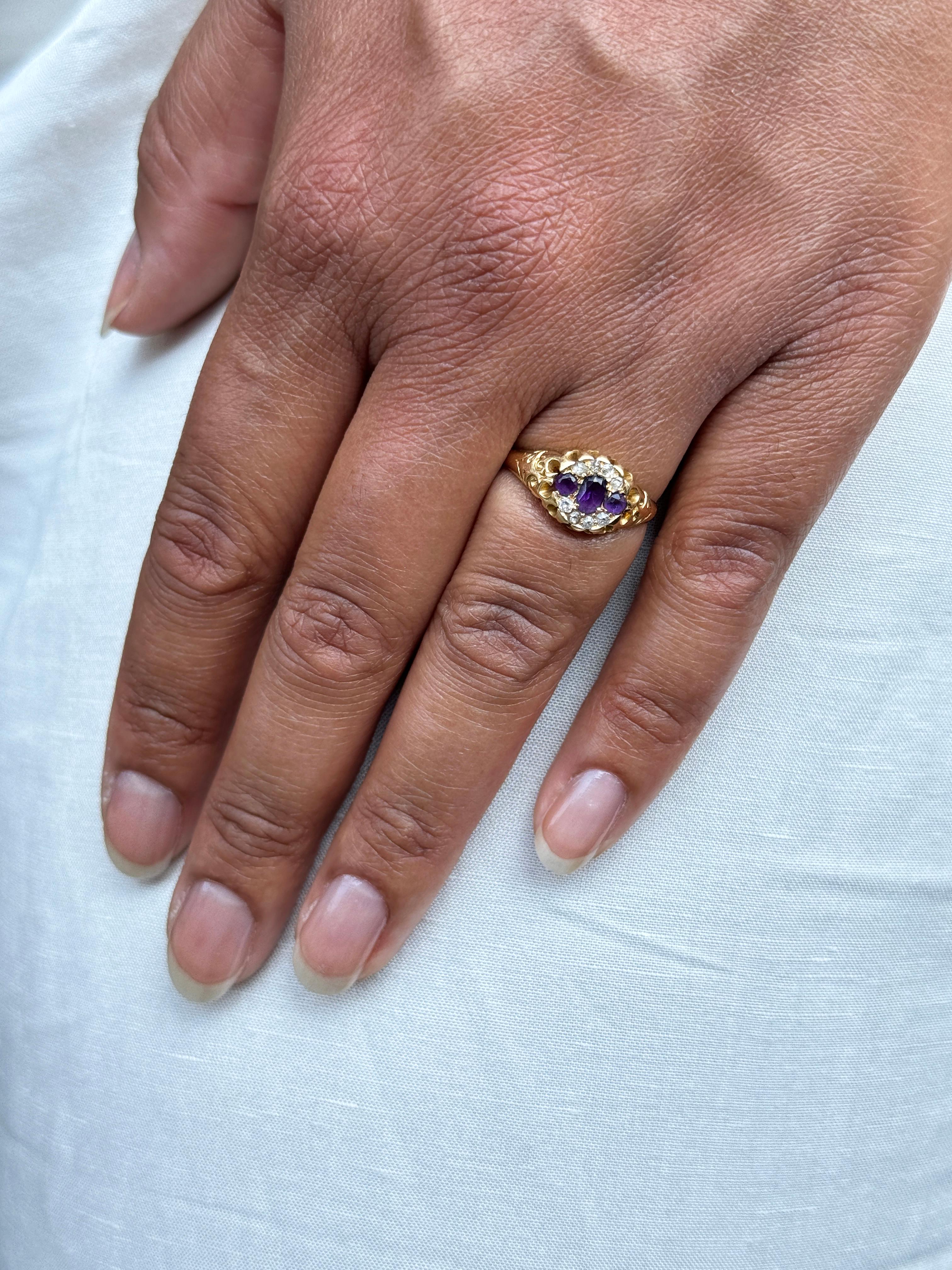 Bague ancienne à améthyste et diamant en or jaune 18 carats, ornée d'une navette sculptée et ajourée Bon état - En vente à London, GB