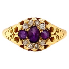 Anillo antiguo en racimo de amatista y diamante en oro amarillo de 18 quilates tallado en obra abierta con navette