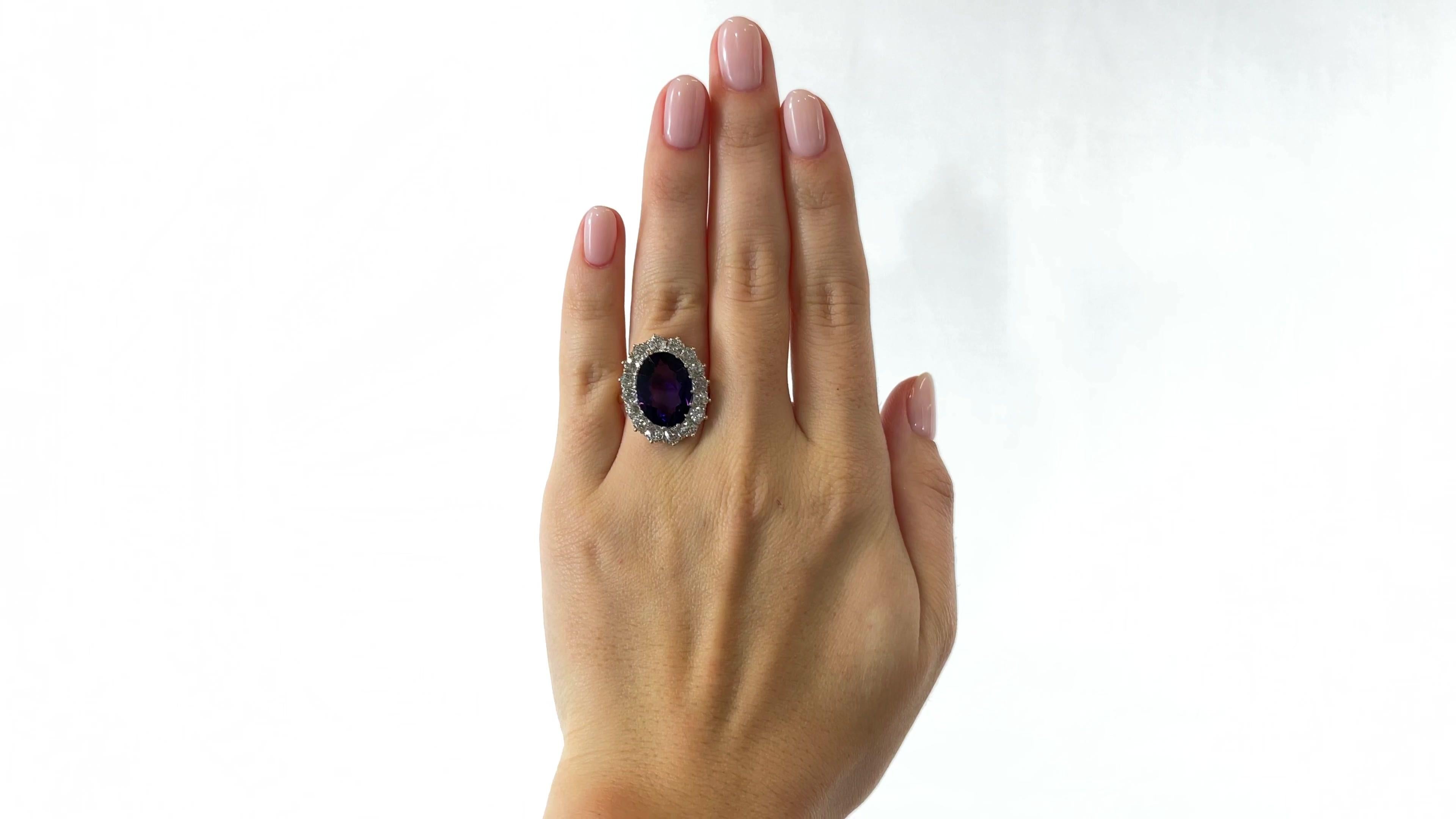 Antiker Amethyst-Diamant-Cluster-Ring. Mit einem ovalen Amethysten mit einem Gewicht von etwa 5,25 Karat. Akzentuiert durch 16 Diamanten im alten europäischen Schliff mit einem Gesamtgewicht von ca. 2,00 Karat, eingestuft in Farbe G, Reinheit SI.