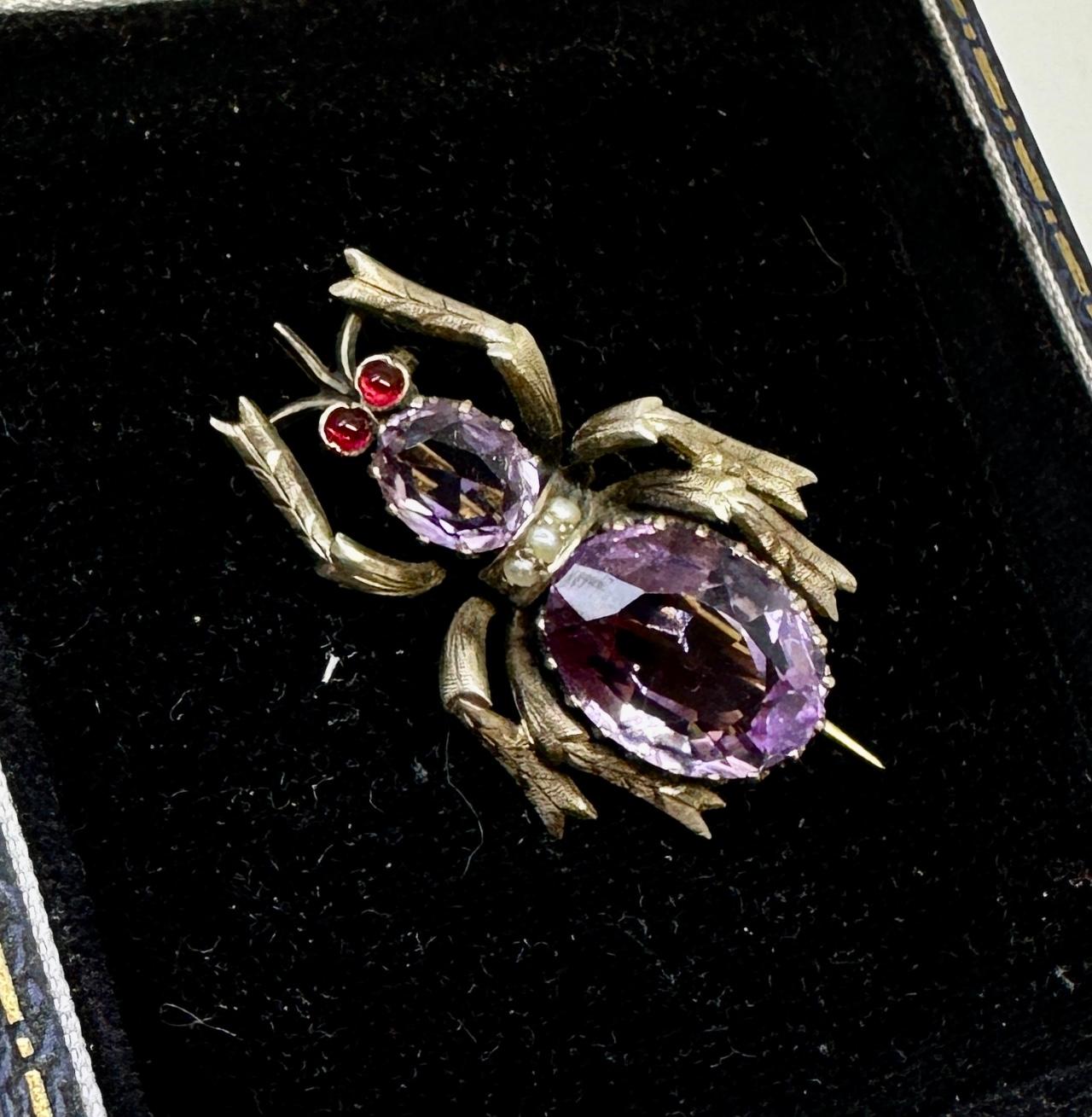 Gönnen Sie sich eine wunderbare antike viktorianische Amethyst, Granat und Perle Spinne oder Insekt Käfer Brosche von Bernhard Hertz aus Dänemark aus ca. 1890. 
Bernhard Hertz ist einer der angesehensten dänischen Juweliere und seine Stücke befinden