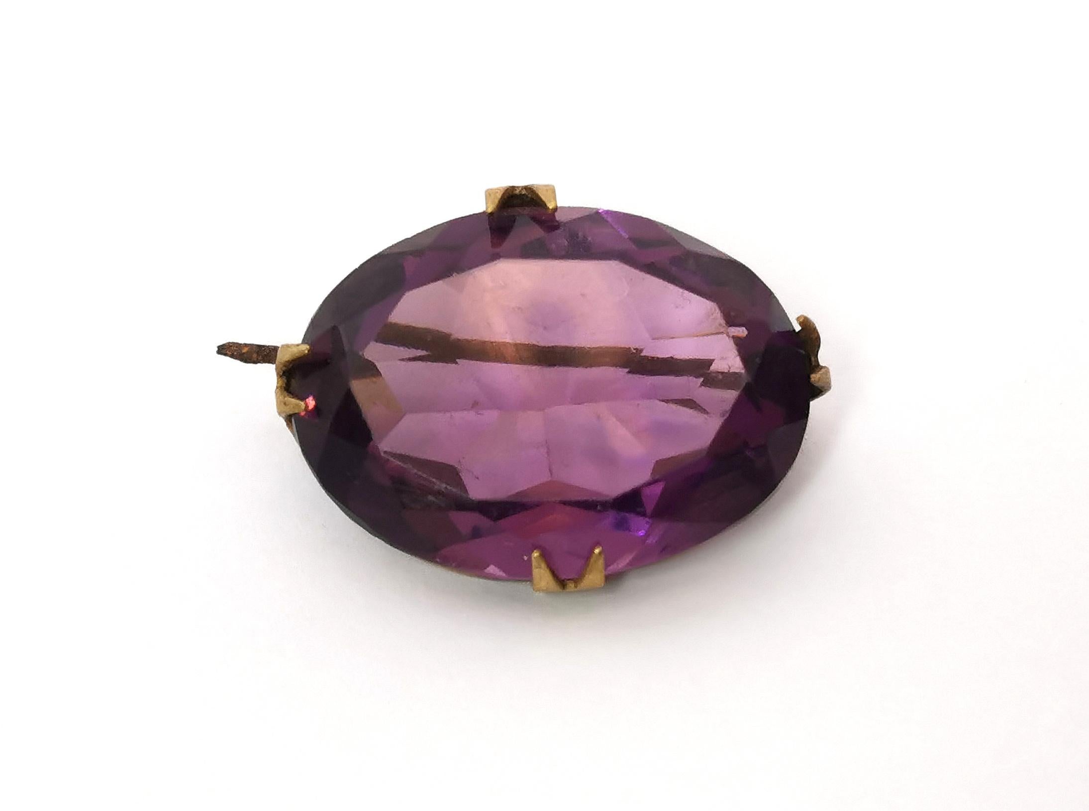 An attractive antique Edwardian era Amethyst paste brooch.

It is an oval shaped brooch with a pretty faceted cut purple paste with rich tones.

Set into a gilt metal setting with an old c type pin and clasp fastener.

Lovely rich hues and flashes