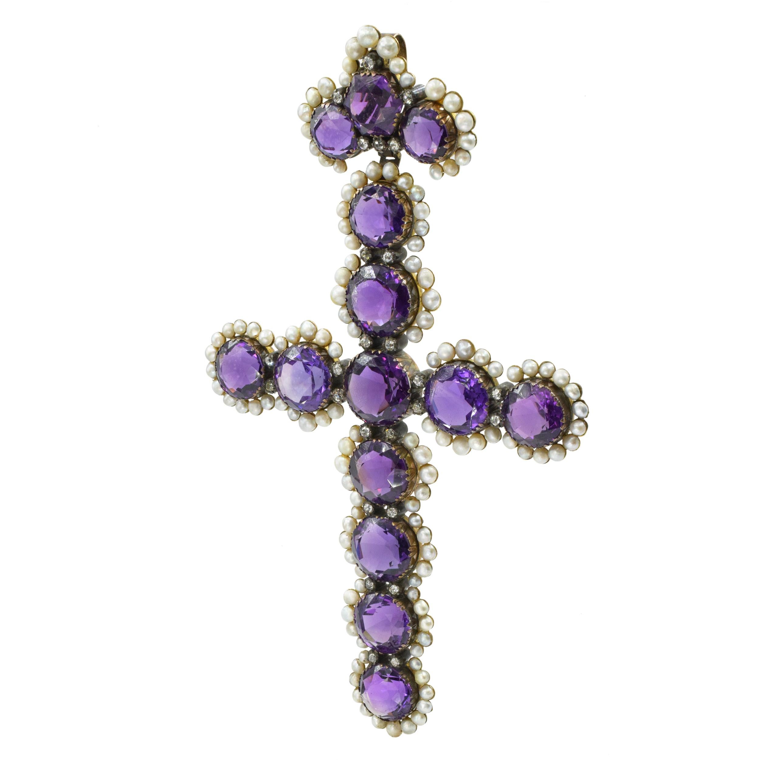 Taille ronde Pendentif croix ancien en améthyste, perles et diamants en vente