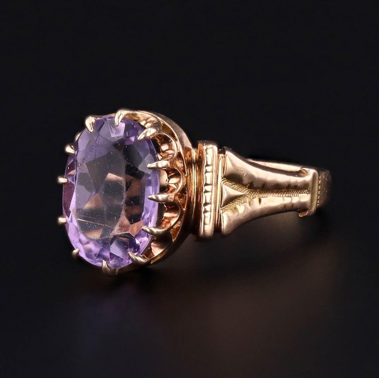 Anello antico con ametista in oro 14k, circa 1900

Raffinato e senza tempo, questo anello antico risale al 1900 circa e presenta un'ametista viola dai colori intensi incastonata in un caldo e morbido oro 14k. Il design è understated.design ma