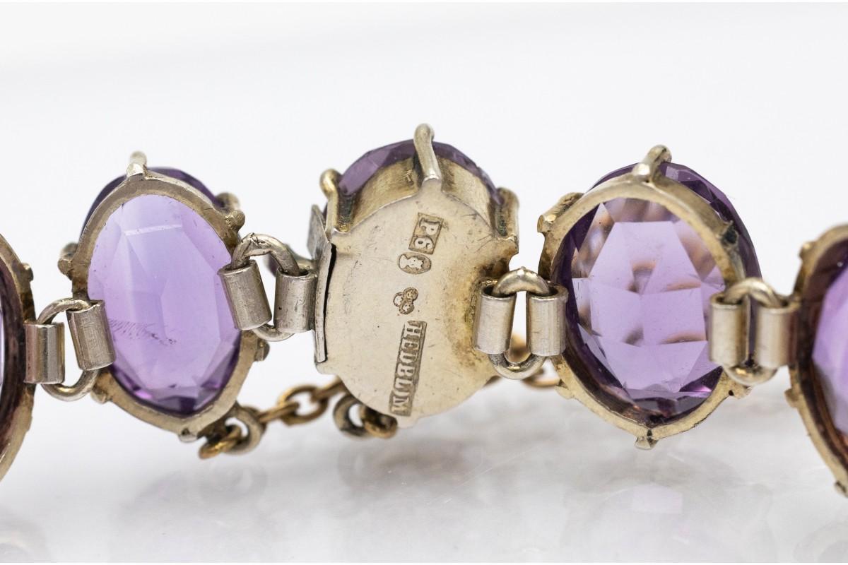 Unique riviere bracelet with amethysts with a total weight of 80.0ct.
Origin: Sweden, late 19th century. Hallmarks preserved.
Bracelet made of 0.925 silver.
Length: approx. 15cm
Very good condition, no damage.
A gemological certificate is included