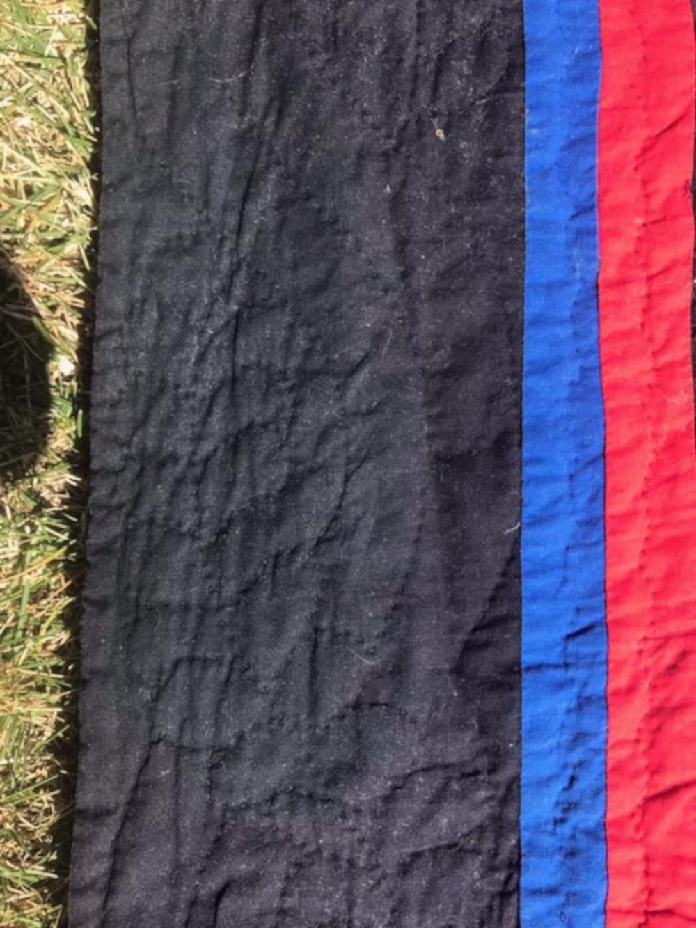 Diese fein gestickte Holmes County Ohio Amish Mini - gestickte Ozean Wellen Quilt ist in gutem Zustand. Es hat eine doppelte Innenbordüre in Rot und Blau und ist auf einem schwarzen Rundgewebe auf der Rückseite angebracht. Die Steppung ist sehr gut