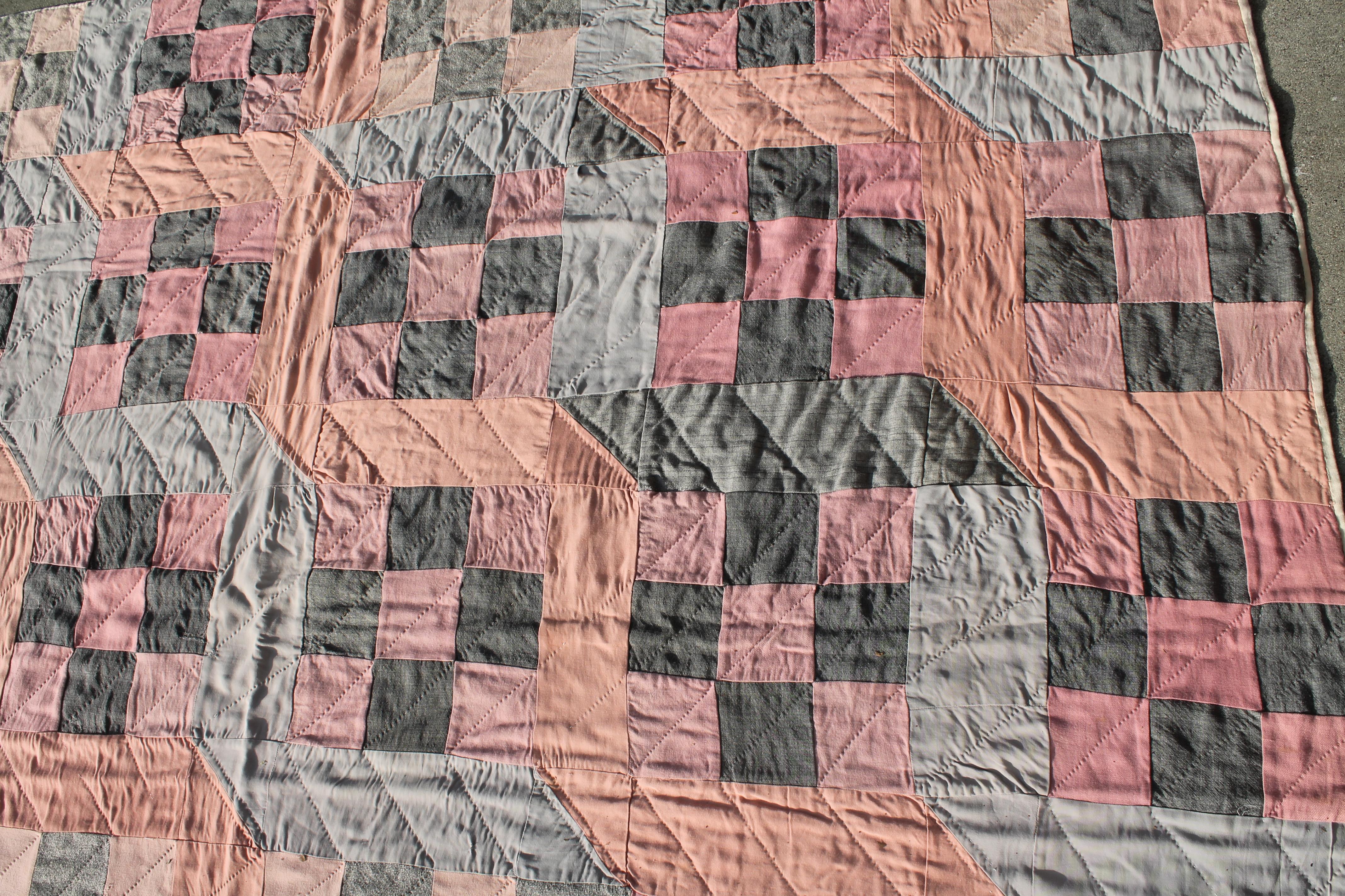 Antique Amish Quilt Nine Patch Mifflin County, Pennsylvania In Distressed Condition In Los Angeles, CA