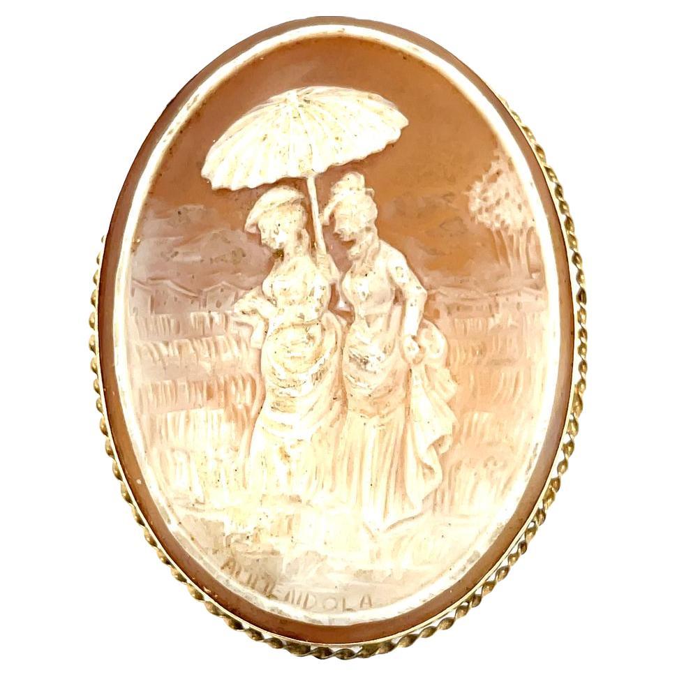 Muschelkamee-Brosche im Vintage-Stil, sorgfältig von Hand aus einer italienischen Kornelsteinmuschel geschnitzt. Dieses exquisite Stück zeigt aufwendige Handwerkskunst mit einem Hochrelief-Design, wunderschön ausgeführt in 9K Gelbgold. Die Kamee