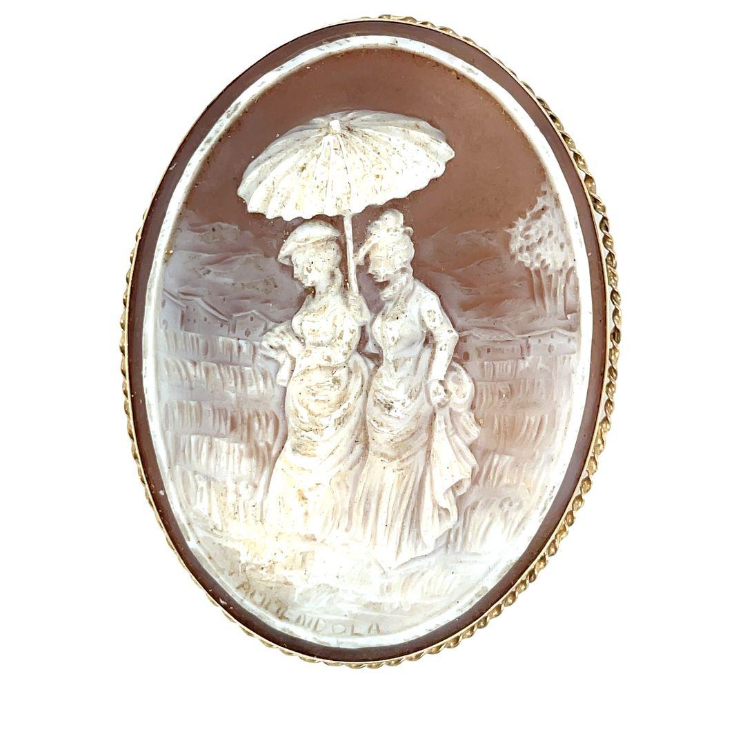 Antike ovale handgeschnitzte italienische Muschel-Kamee-Brosche aus Ammendola für 2 Damen, oval (Viktorianisch) im Angebot