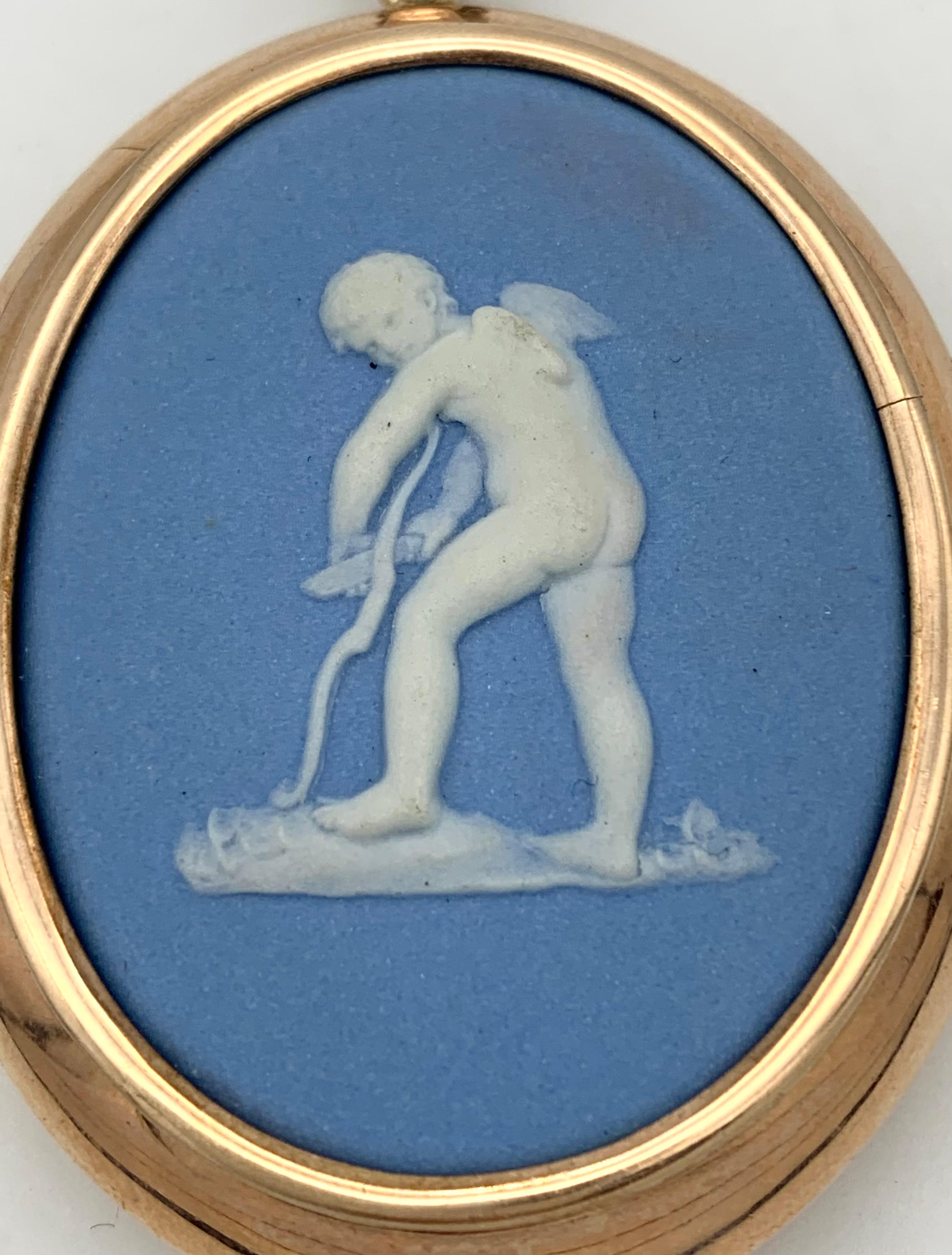 Amor Cupidon ancien  Lovetoken Pendentif Wedgwood en or rouge 9 carats et bleu pâle  Bon état - En vente à Munich, Bavaria