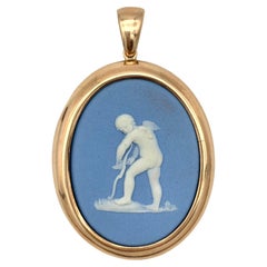 Antiker Amor Amor  Blassblauer Wedgwood-Anhänger aus 9 Karat Rotgold Lovetoken