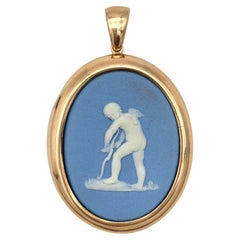 Amor Cupidon ancien  Lovetoken Pendentif Wedgwood en or rouge 9 carats et bleu pâle 