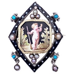 Broche ancienne Amor Hunter Landscape en or, émail, perle, turquoise et argent, représentant un paysage chasseur