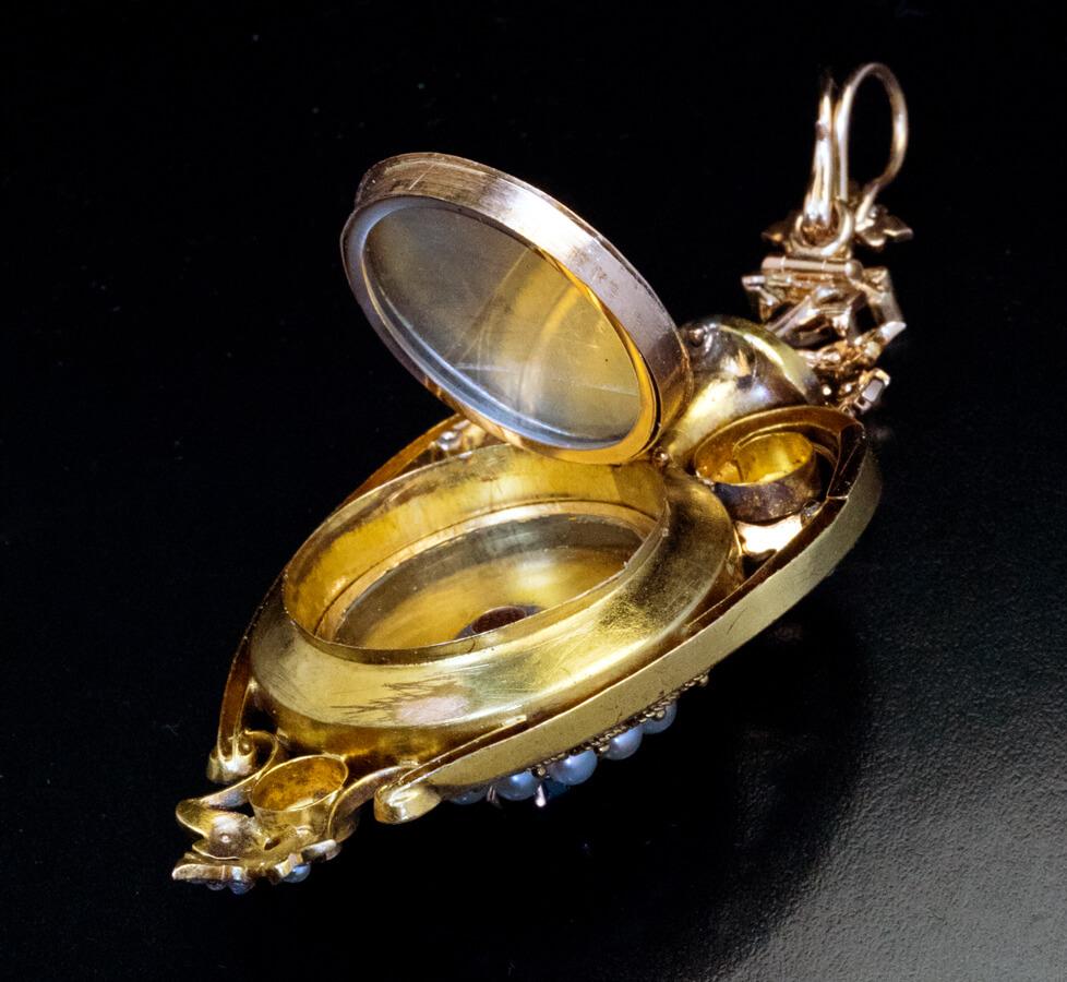 Antique Amphora Shaped Jeweled Gold Locket Pendant In Excellent Condition In Chicago, IL