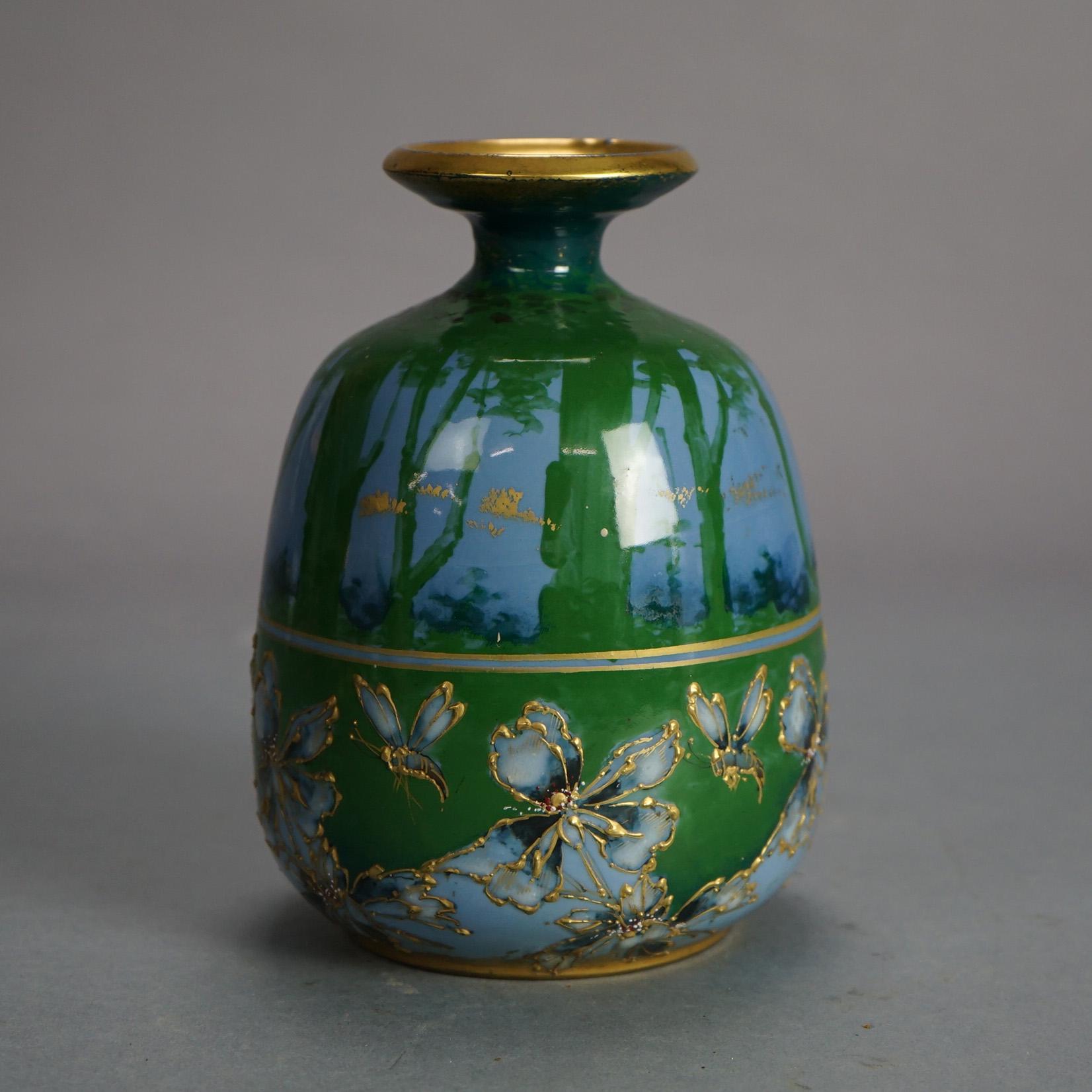 Vase ancien en poterie de Teplitz avec paysage boisé peint à la main à l'aube et rehauts dorés, vers 1910

Mesures - 7.25 