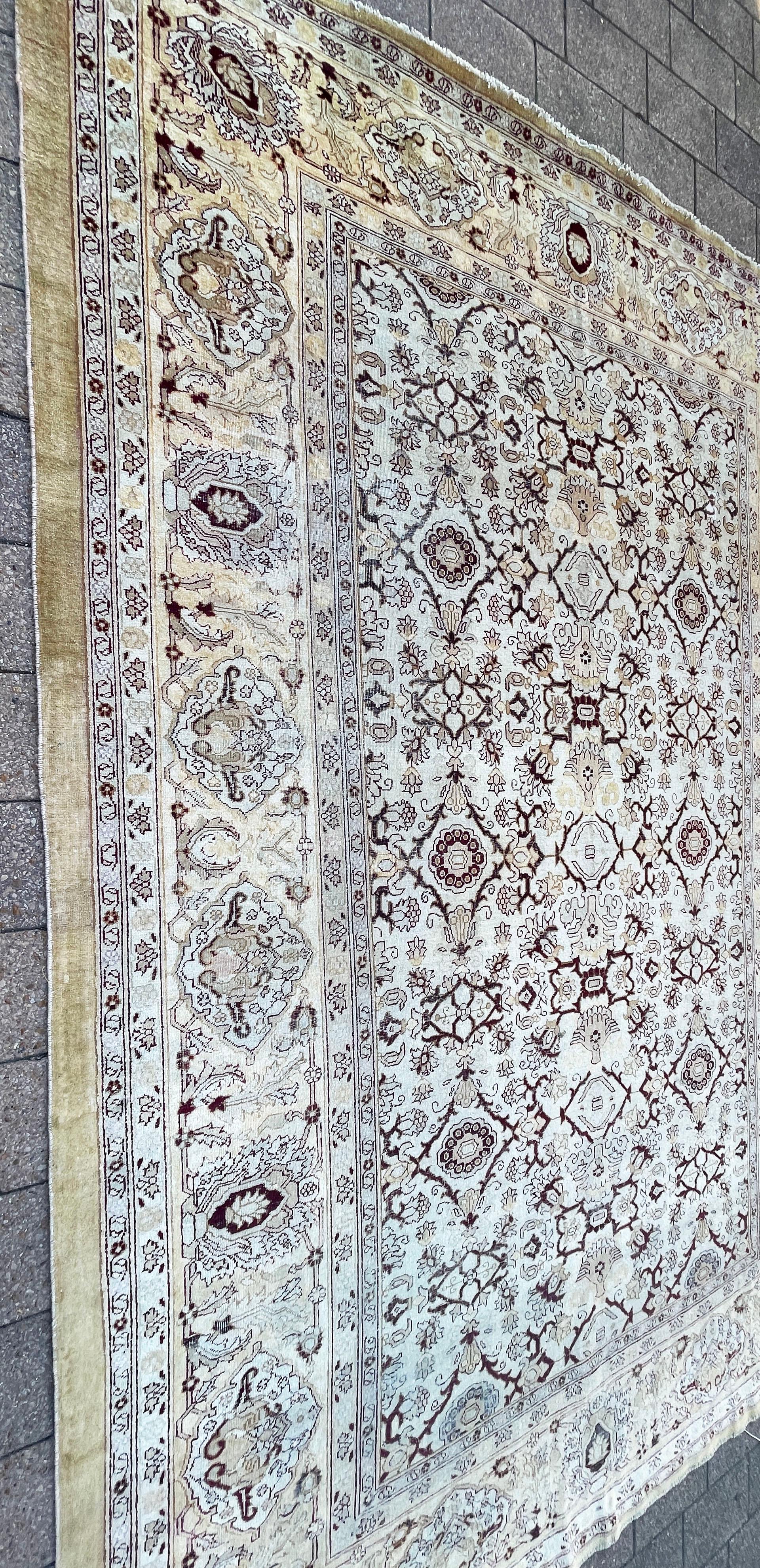 Antique Amritsar /Agra Carpet im Angebot 3