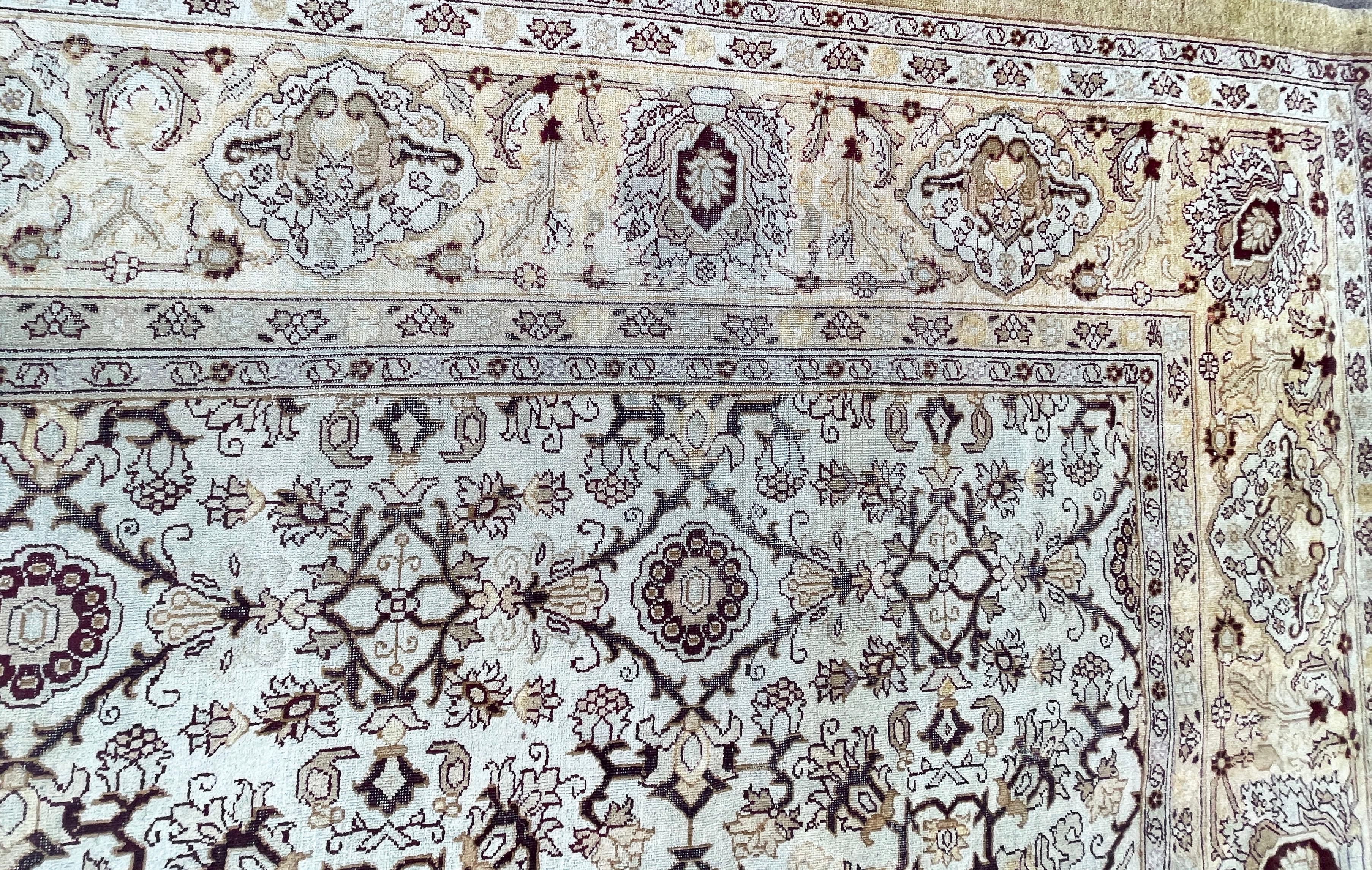 Antique Amritsar /Agra Carpet (Indisch) im Angebot