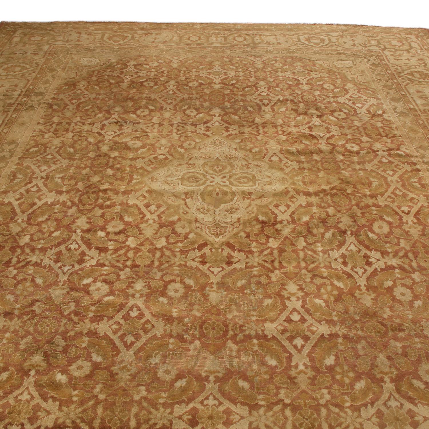 Noué à la main dans une laine de haute qualité originaire d'Inde en 1890, ce tapis ancien d'Amritsar présente des éléments traditionnels du motif 