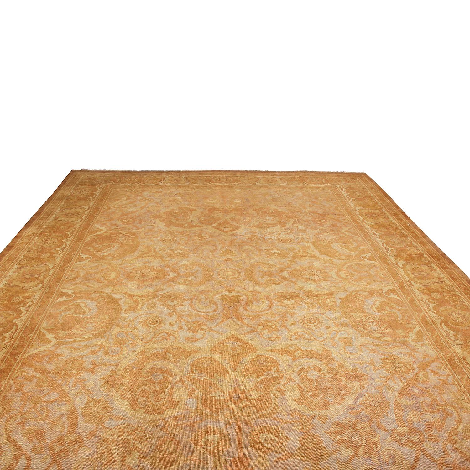 Noué à la main, originaire de l'Inde entre 1880 et 1890, ce tapis ancien en laine d'Amritsar est un mariage distingué d'éléments orientaux classiques avec des influences européennes, remarquables à la fois dans les grands motifs floraux (avec des