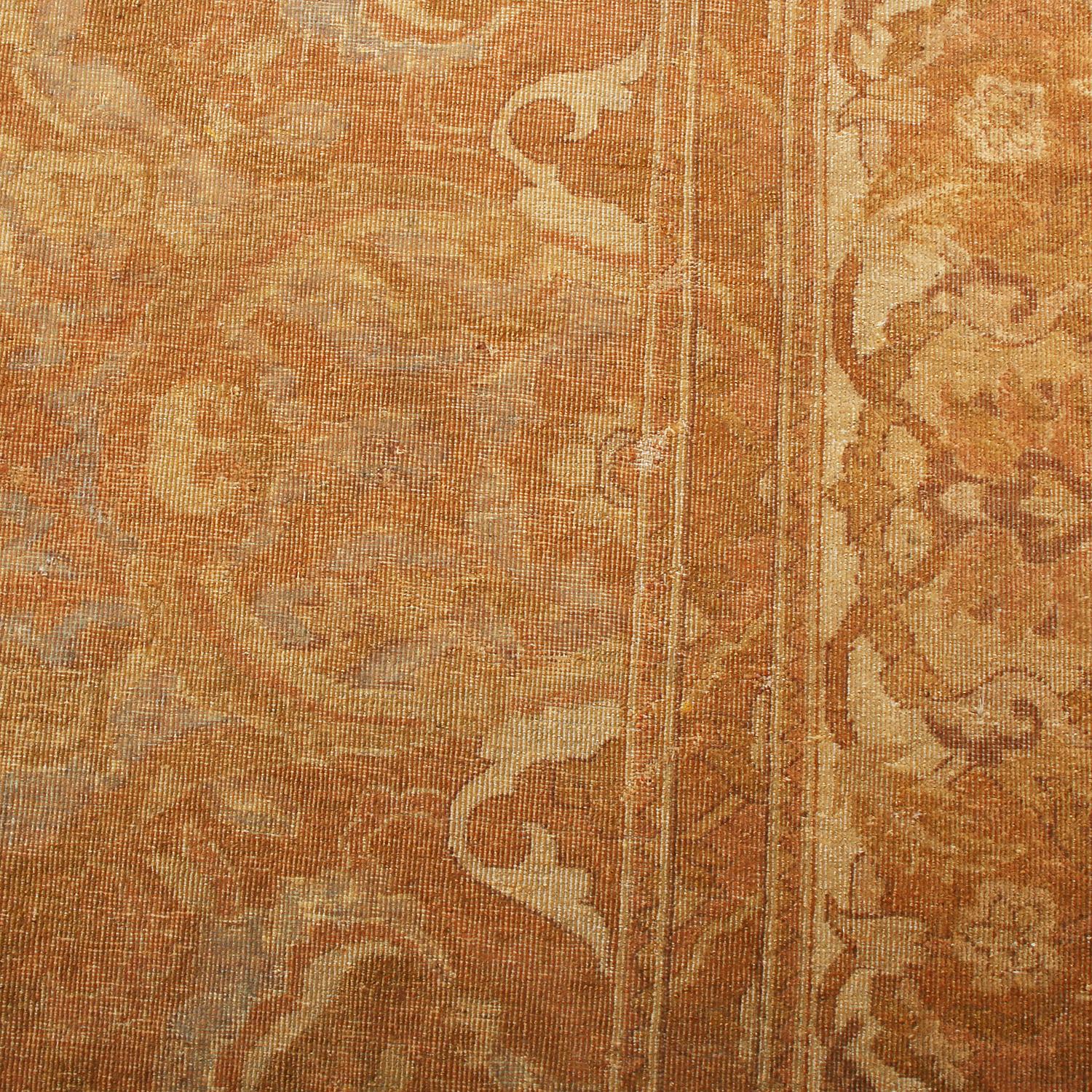 Primitif Tapis floral ancien en laine beige-marron Amritsar avec détails champêtres de Rug & Kilim en vente