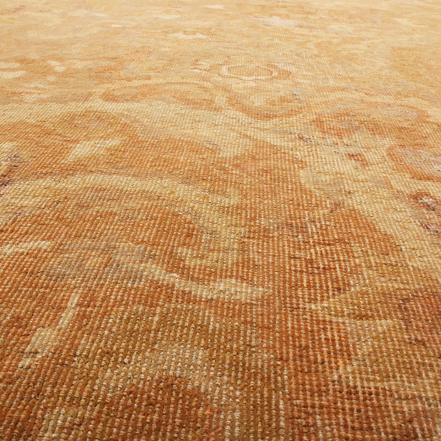 Noué à la main Tapis floral ancien en laine beige-marron Amritsar avec détails champêtres de Rug & Kilim en vente